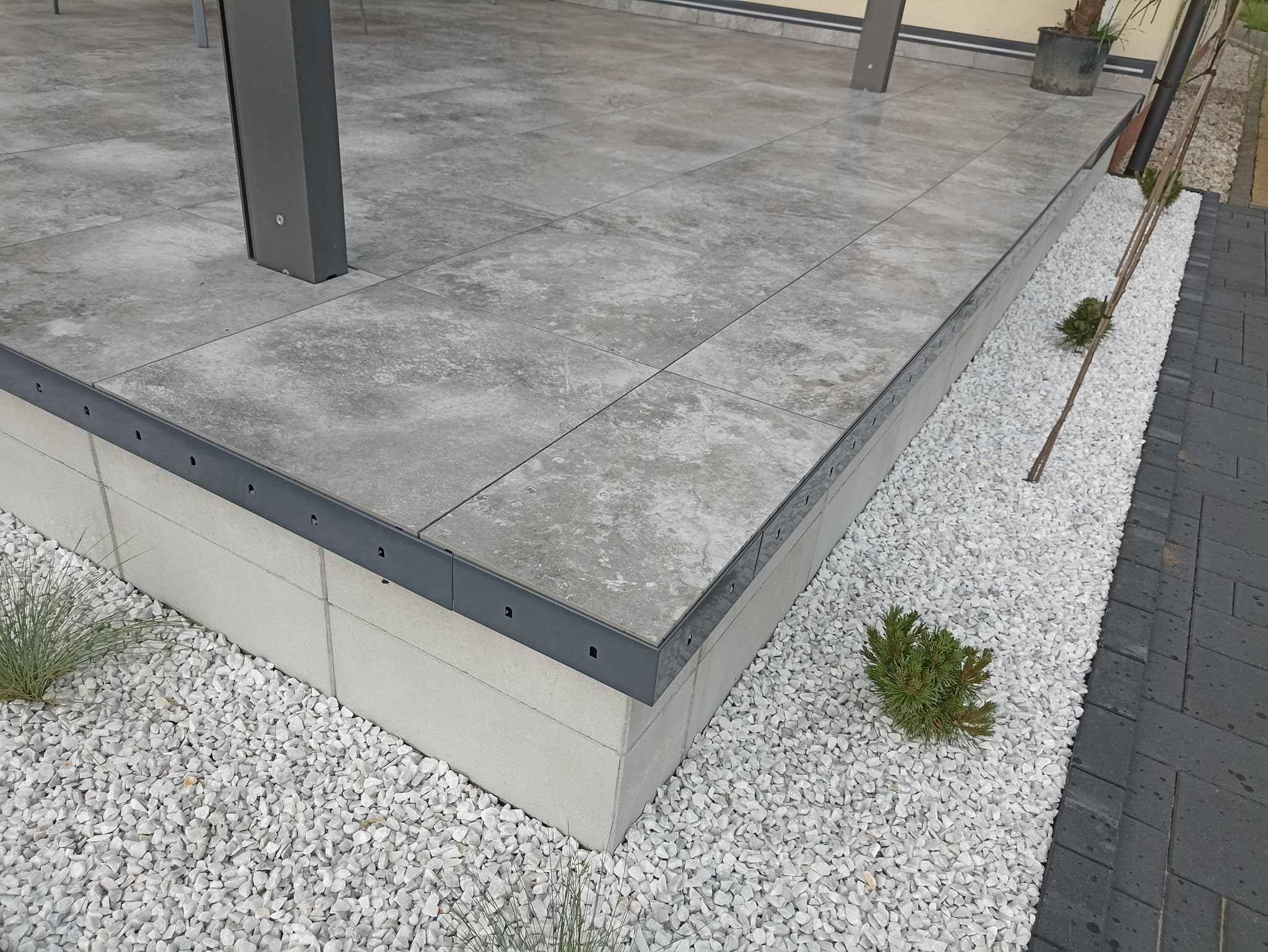 Renoplast® Aluminium Traufprofil W30 200cm Grau | Fertigstellung von Terrassen und Balkonen | Belüftete Böden Erhöht | Wasser ablaufsysteme Winkelprofil | Korrosionsschutz Balkonprofile