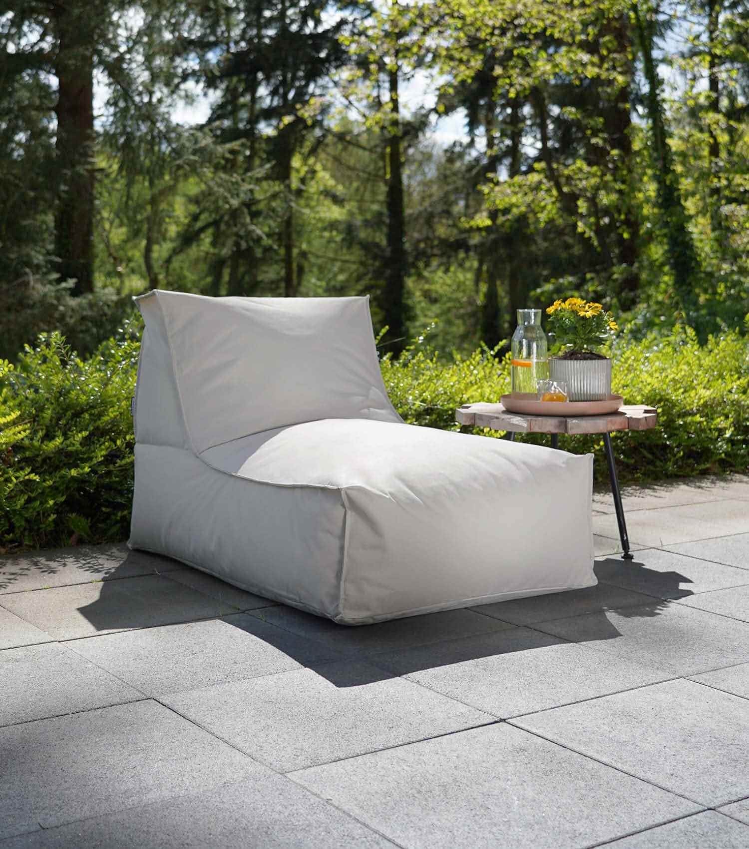 mokebo Sitzsack mit Hocker für Kinder & Erwachsene 'Der Sundowner', Bean Bag mit Füllung oder Bodenkissen für Indoor & Outdoor, auch als Liegekissen, Relaxliege oder Liege in Grau