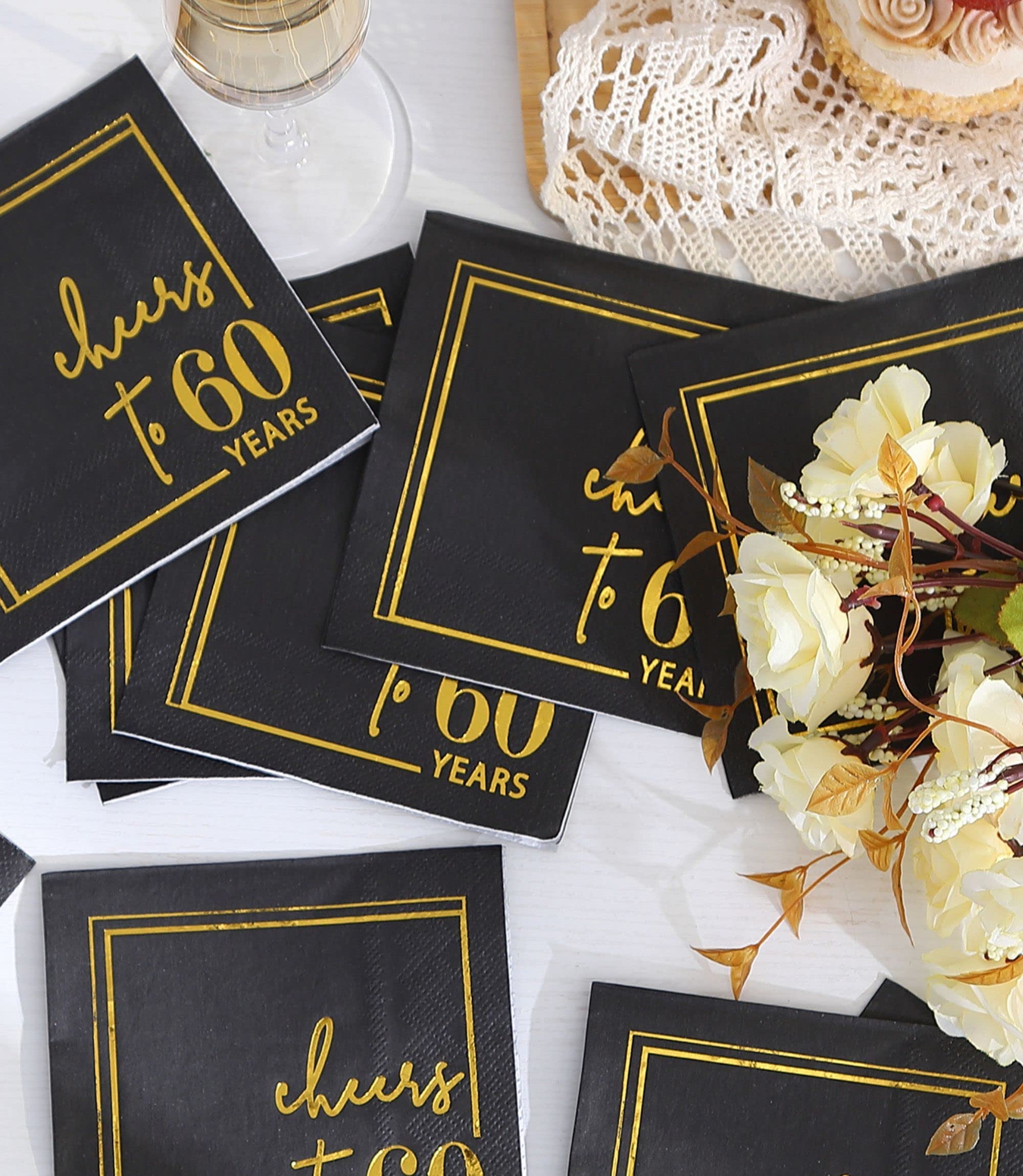 Servilletas de cóctel Cheers to Years - Paquete de 50 servilletas de cumpleaños de 3 capas de 5 x 5 pulgadas, servilletas desechables para fiestas, servilletas de papel para bebidas o decoraciones de