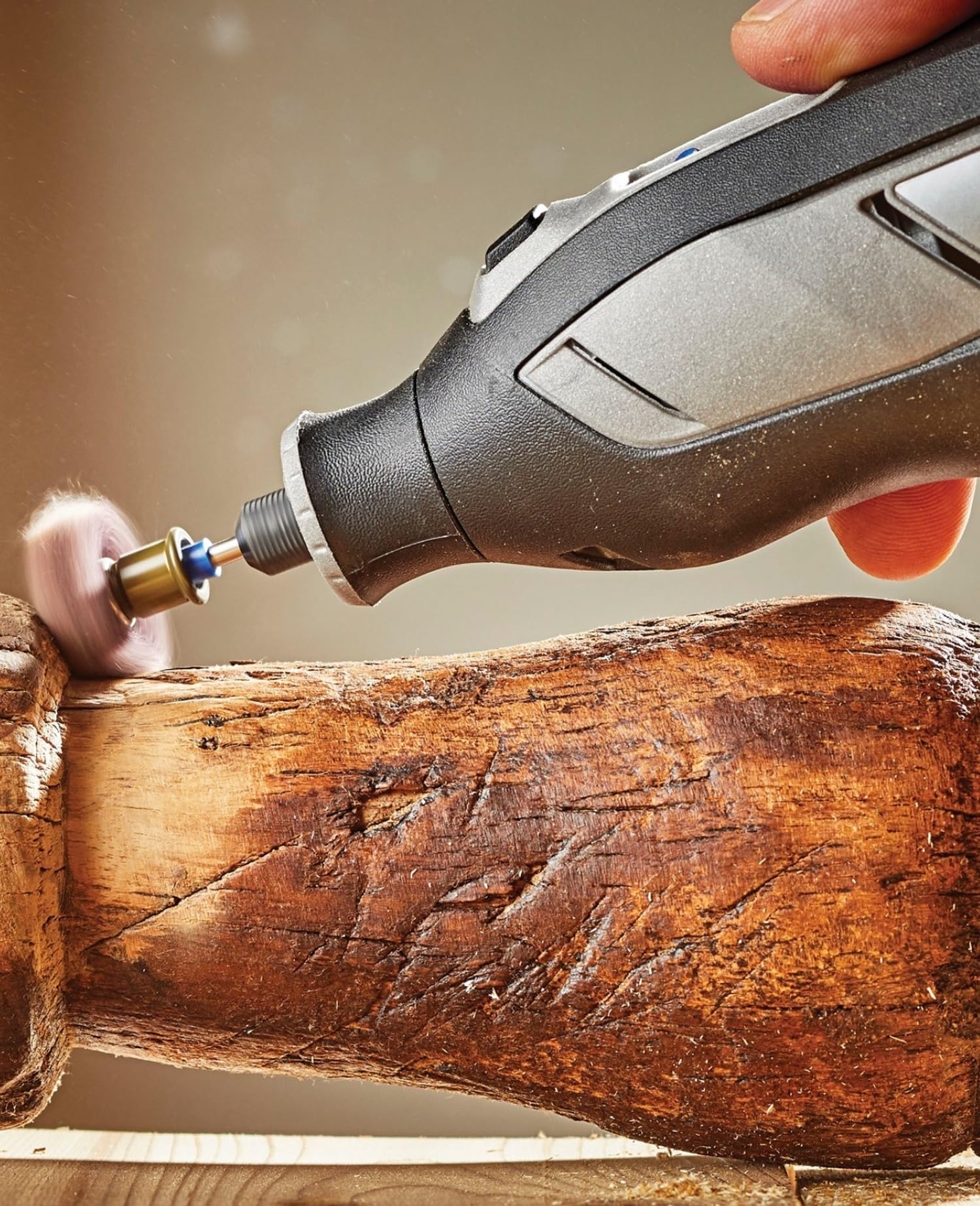Dremel 8240 Multiutensile a batteria al litio da 12V 2Ah - Utensile rotativo con 3 complementi e 45 accessori, velocità variabile 5.000-35.000 giri/min, e tempo di ricarica rapido