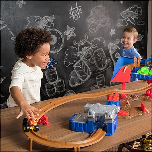 Miniatura 7 de Monster Jam Supercharge Speedway - Set de juego con camiones monstruos fundidos a presión Megalodon y El Toro Loco, pista con luces de las finales