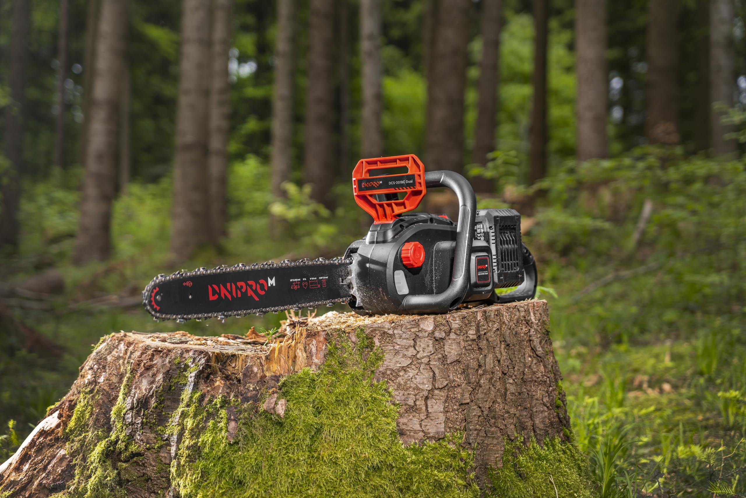 Motosierra a Batería DCS-201BC Dual 2x20V - Espada de 40 cm, Velocidad de Cadena 16 m/s, 8000 RPM, Cadena 3/8” - Peso 4 Kg, Freno de Seguridad - Incluye 2 Baterías 4 Ah y Cargador Dual - Por Dnipro-M