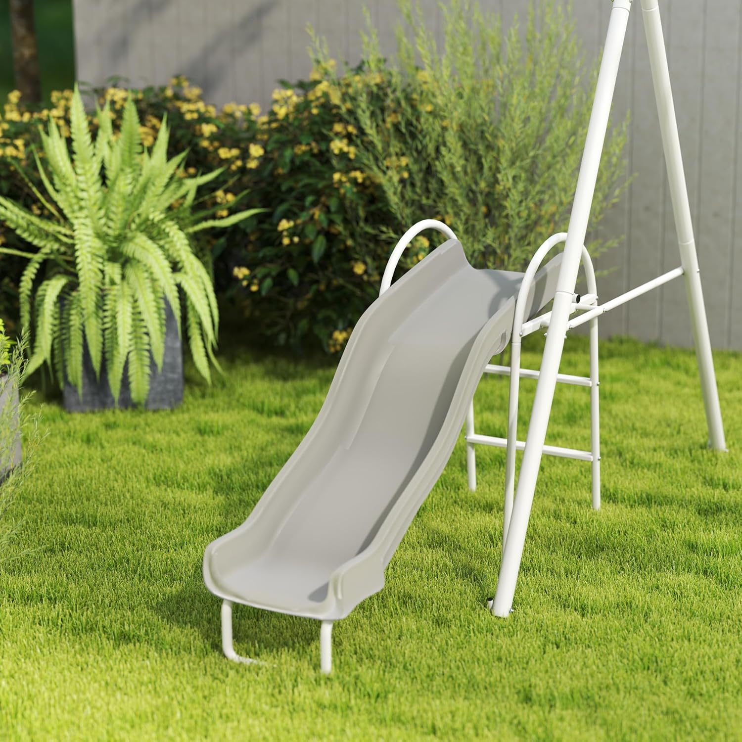 Detailní záběr view of the slide, showing its gentle slope and side rails.