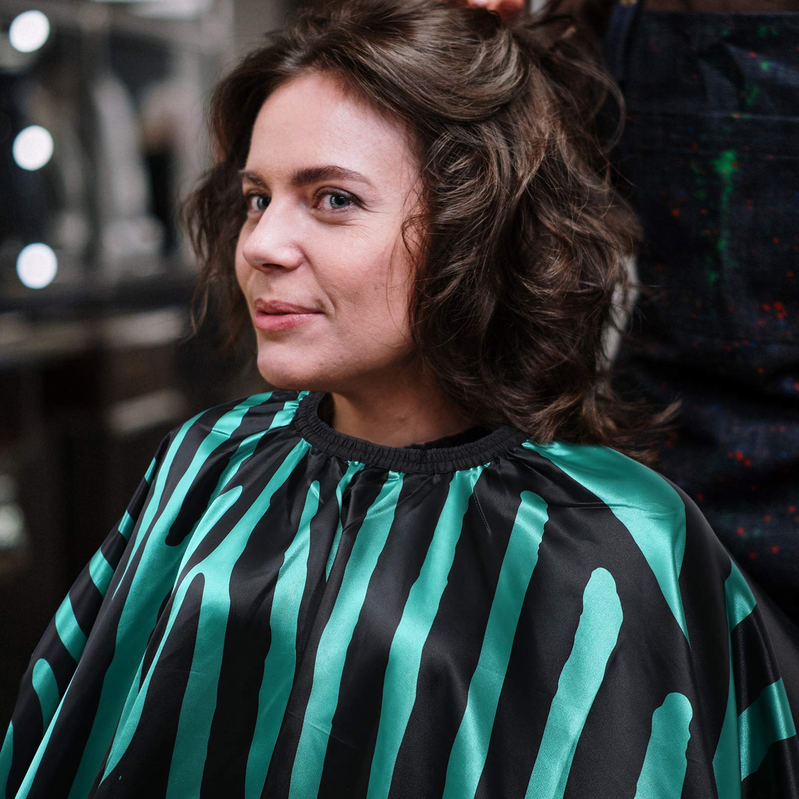 Capa de Satén para Peluquería Cuello Ajustable, y Elegante, Protege la Ropa Manteniendo Seco y Limpio Durante el Corte de Cabello Profesional