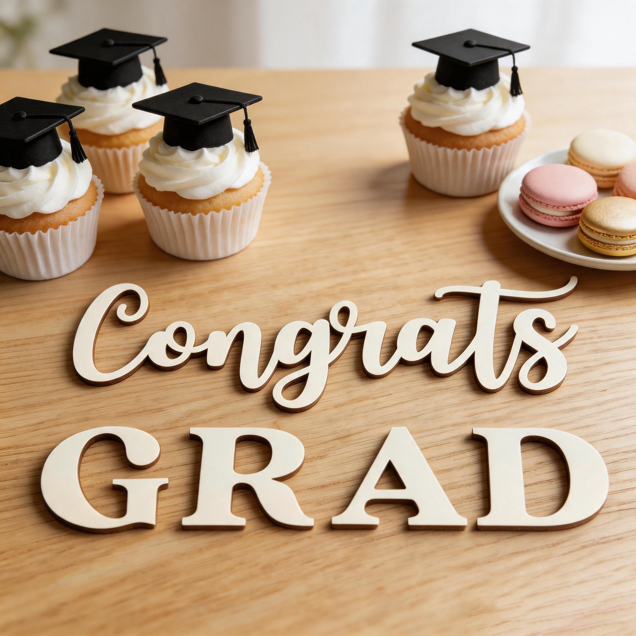 Drewniany znak 'Congrats Grad' na tło, dekoracja łuku balonowego na przyjęcie z okazji ukończenia szkoły, liceum, uczelnia, ukończenie szkoły, uroczystości, dekoracje imprezowe