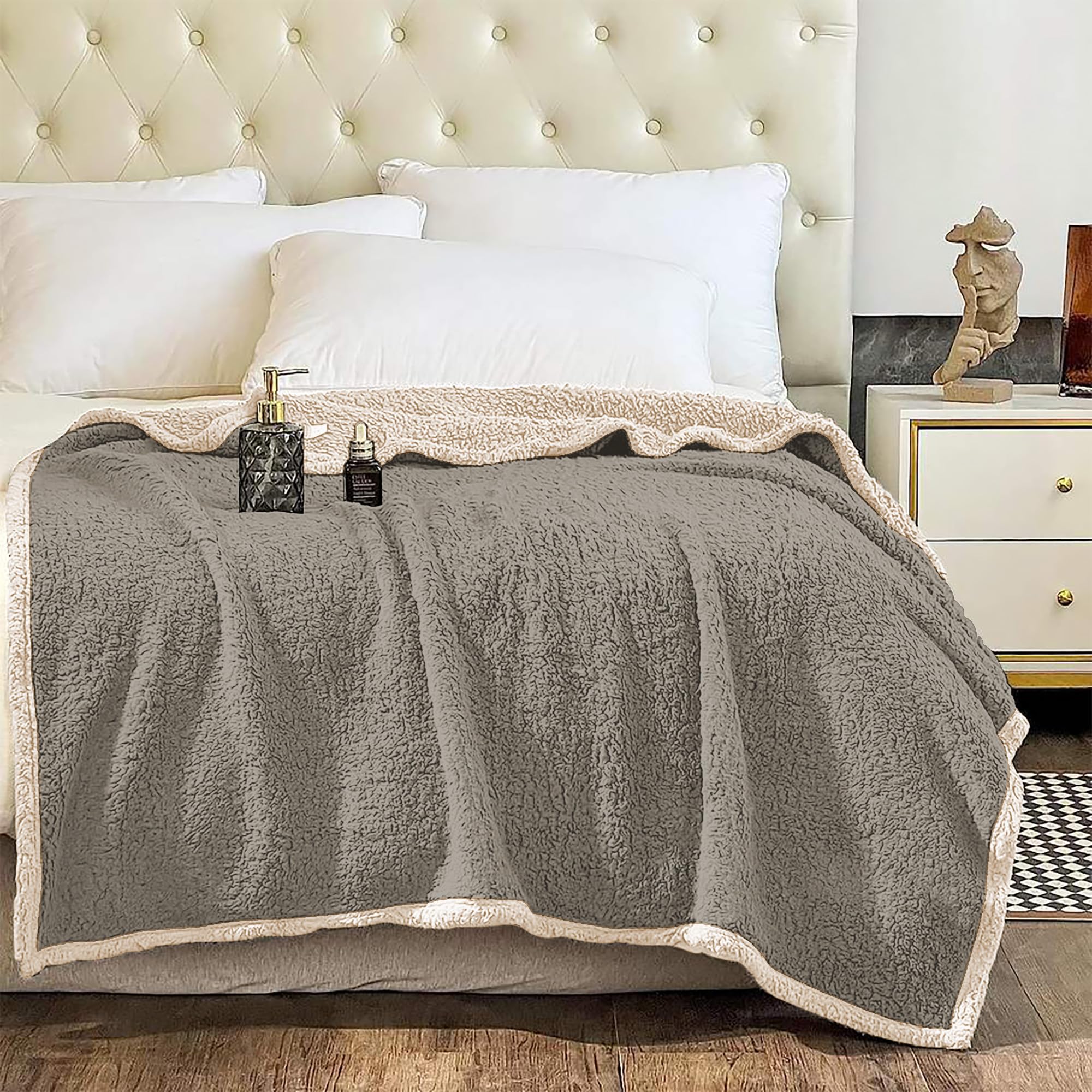 IlGruppone Coperta Plaid in Pile Sherpa Invernale, Morbida e Calda,400 Gr/Mq Coperta Pelosa Tinta Unita Con Lavorazione Divano in Finta Pelliccia (Matrimoniale, Beige-Dove)