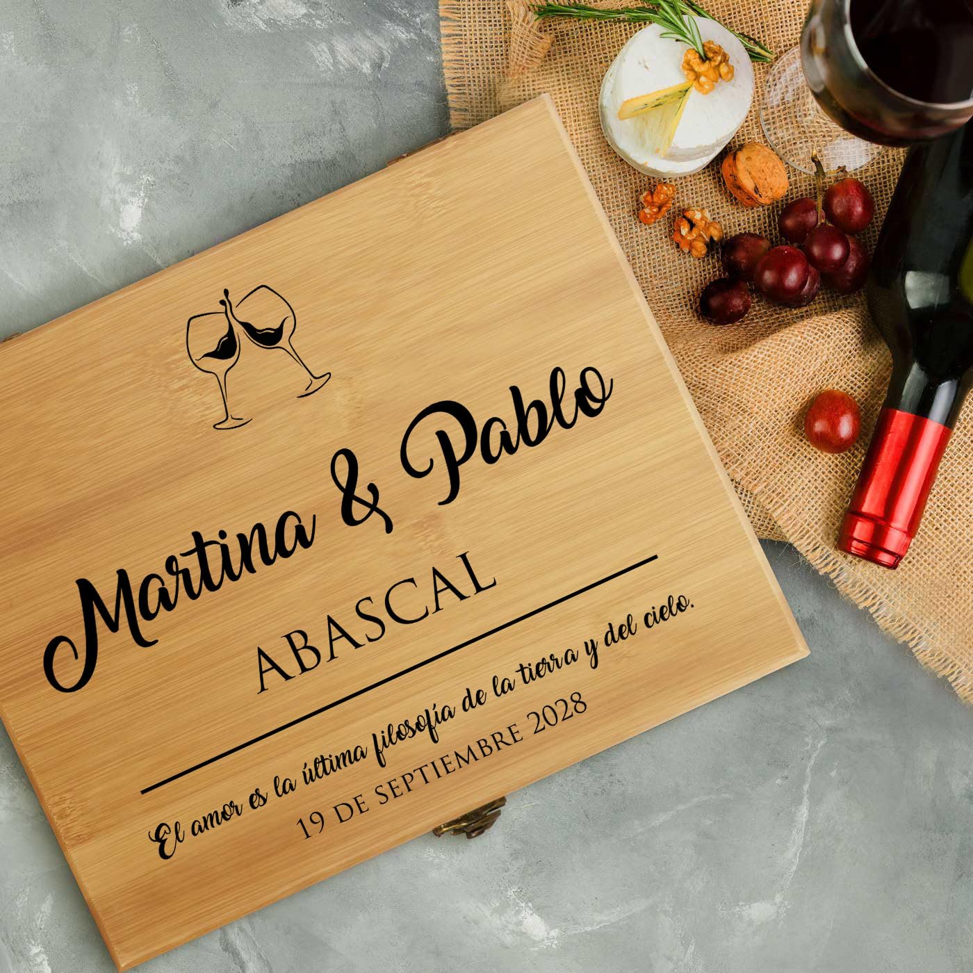 Maverton Set de Vino Personalizado - Regalos Originales para Hombre y Mujer - Caja de Bambú con Tapa - Incluye Tapones Sacacorchos Termómetro y Anillo Antigoteo - Para Aniversario Boda Parejas - Cielo