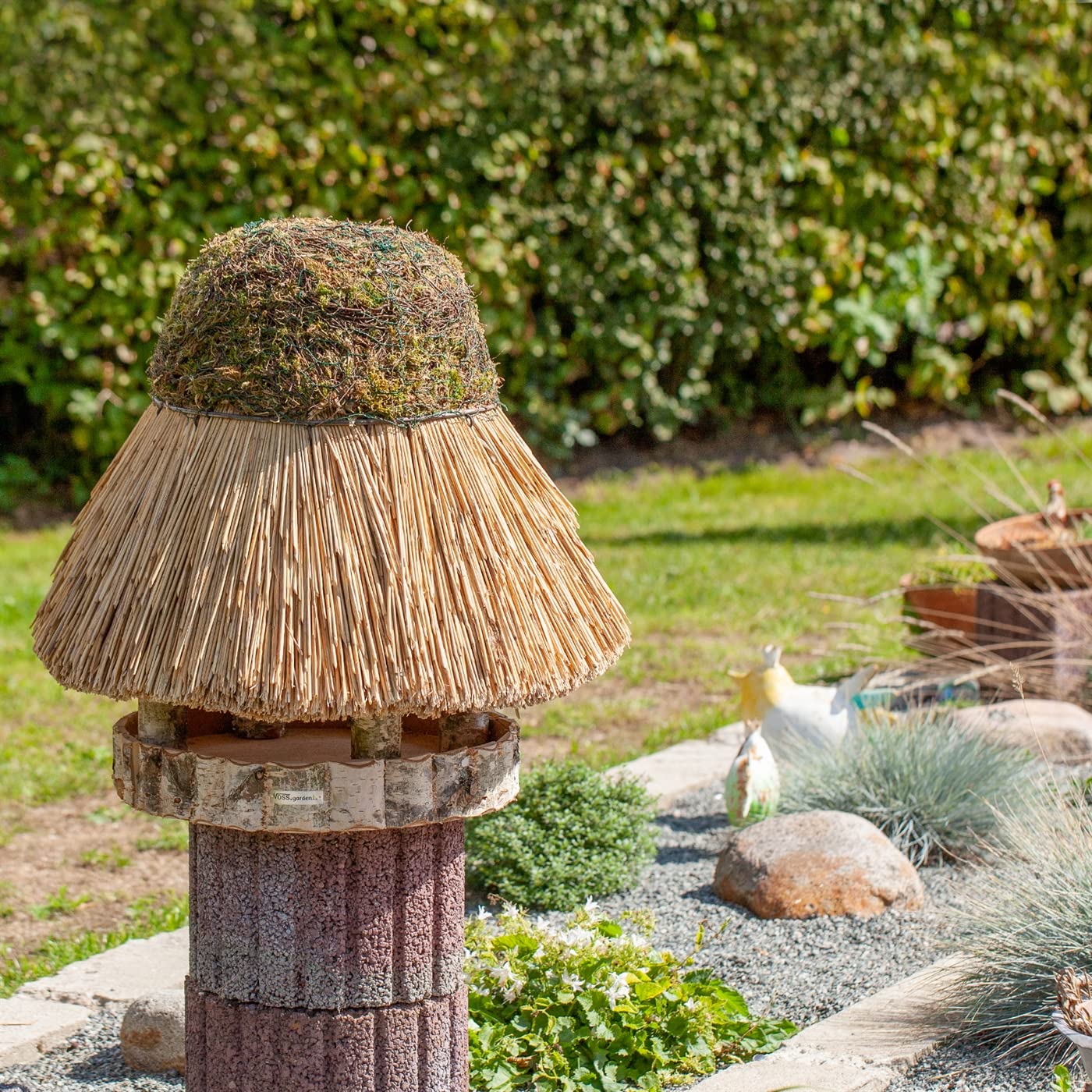 VOSS.garden Vogelvilla Föhr mit Reetdach, Naturbelassene Birke 44cm große Futterplatte, Vogelhaus Vogelfutterstation Futterhaus Vogelhäuschen Futterstation
