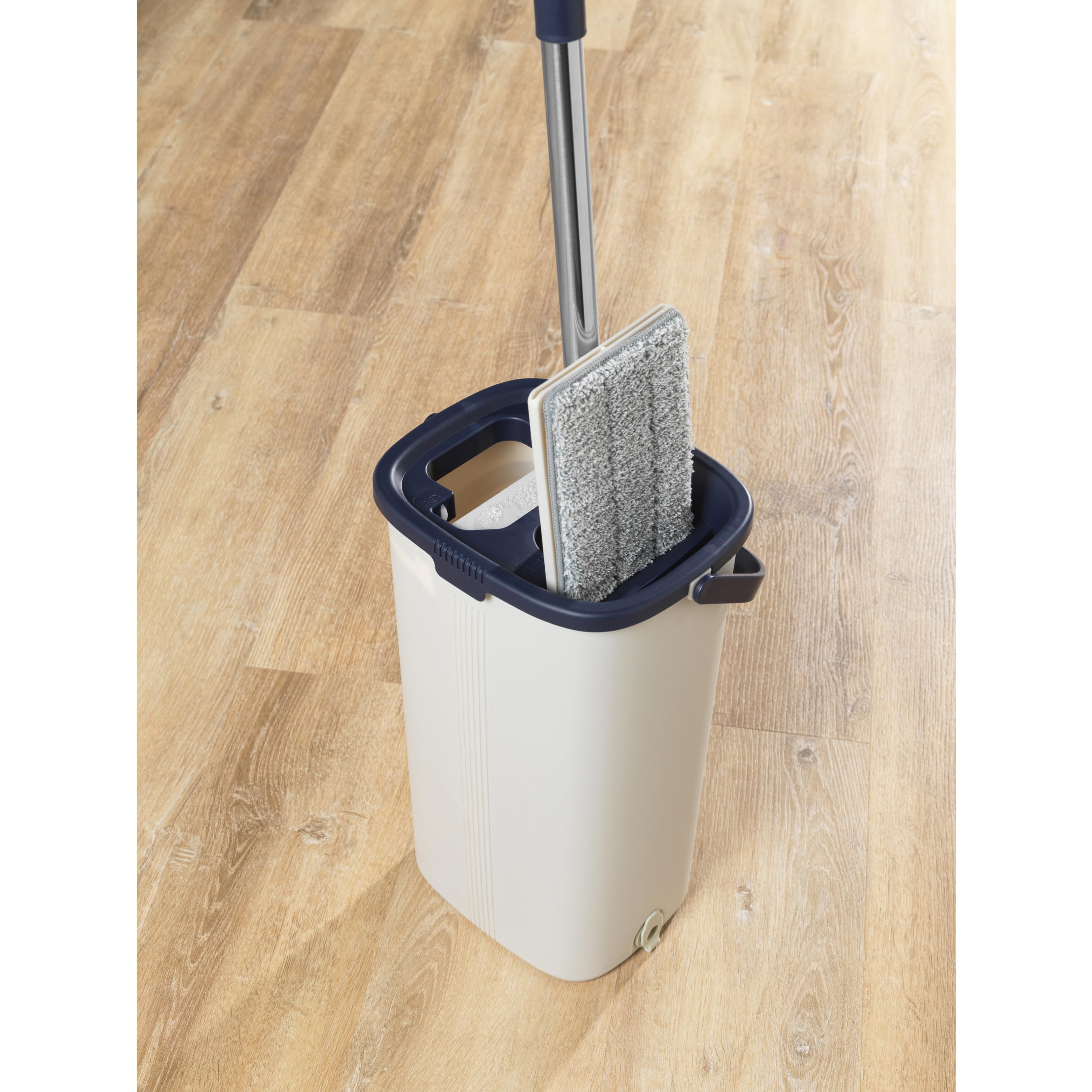 Beldray Juego de fregona Plana y Cubo de Limpieza Profunda: Cubo de fregona de 4 litros con 2 Compartimentos para remojar/escurrir y Quitar la Suciedad, 2 Cabezales de Microfibra Lavables a máquina