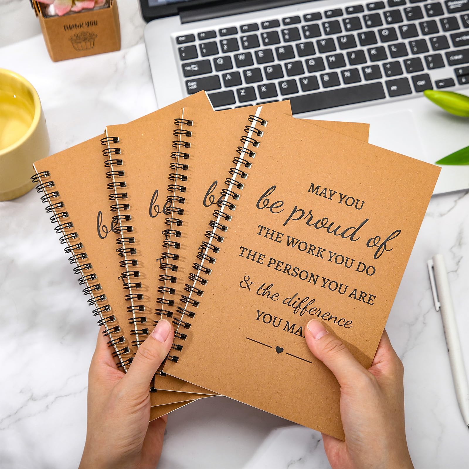 Colarr Lot de 24 carnets à spirale inspirants A5 - Cadeau de remerciement - 15,2 x 20,3 cm - 100 pages/50 feuilles lignées - Journal ligné pour employé, collègue, enseignant, infirmière (marron)