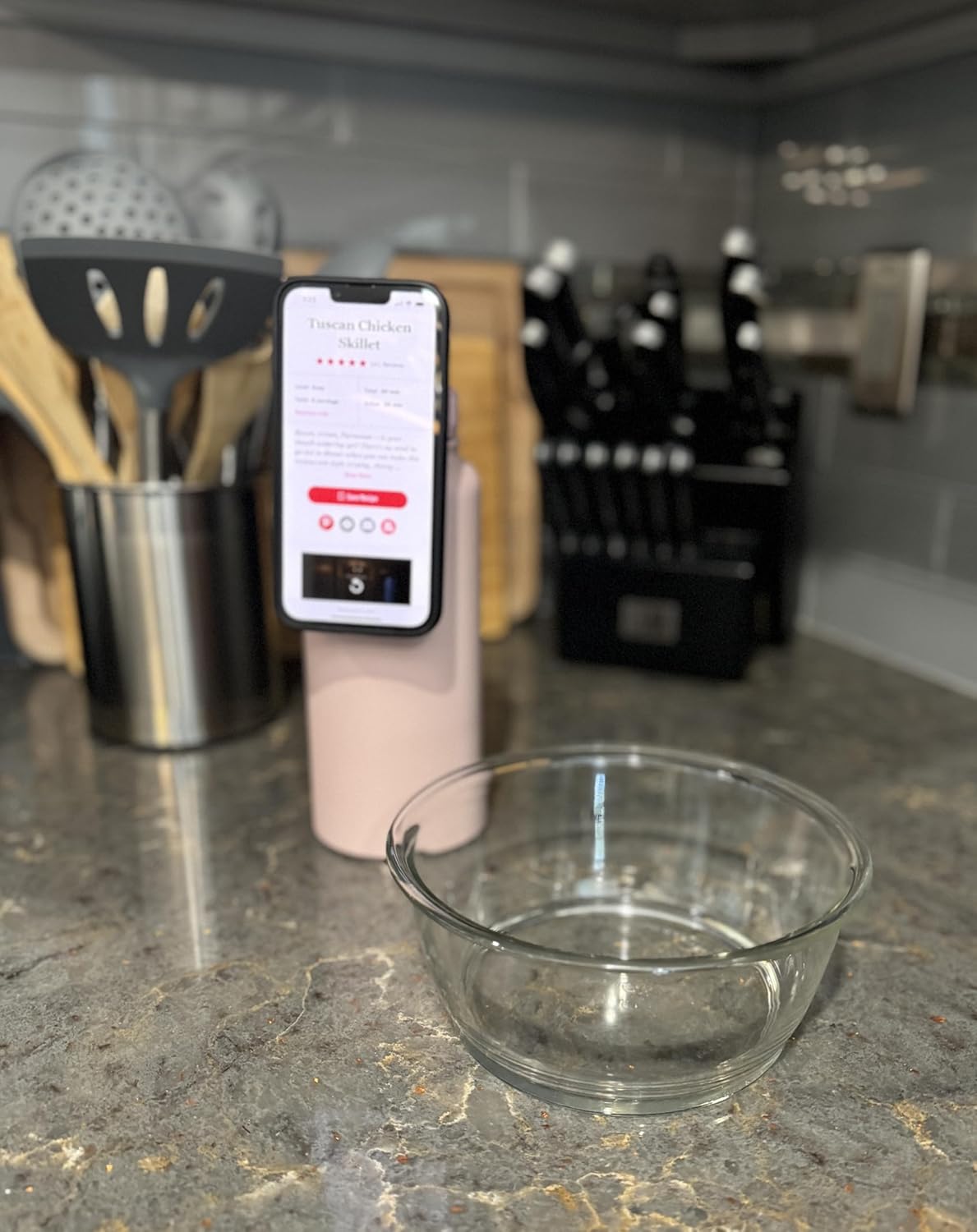 Insulated Water Bottle with Magnetic Phone Handle! Introducing the Hydration Buddy – Your Ultimate Hydration Solution (Black)