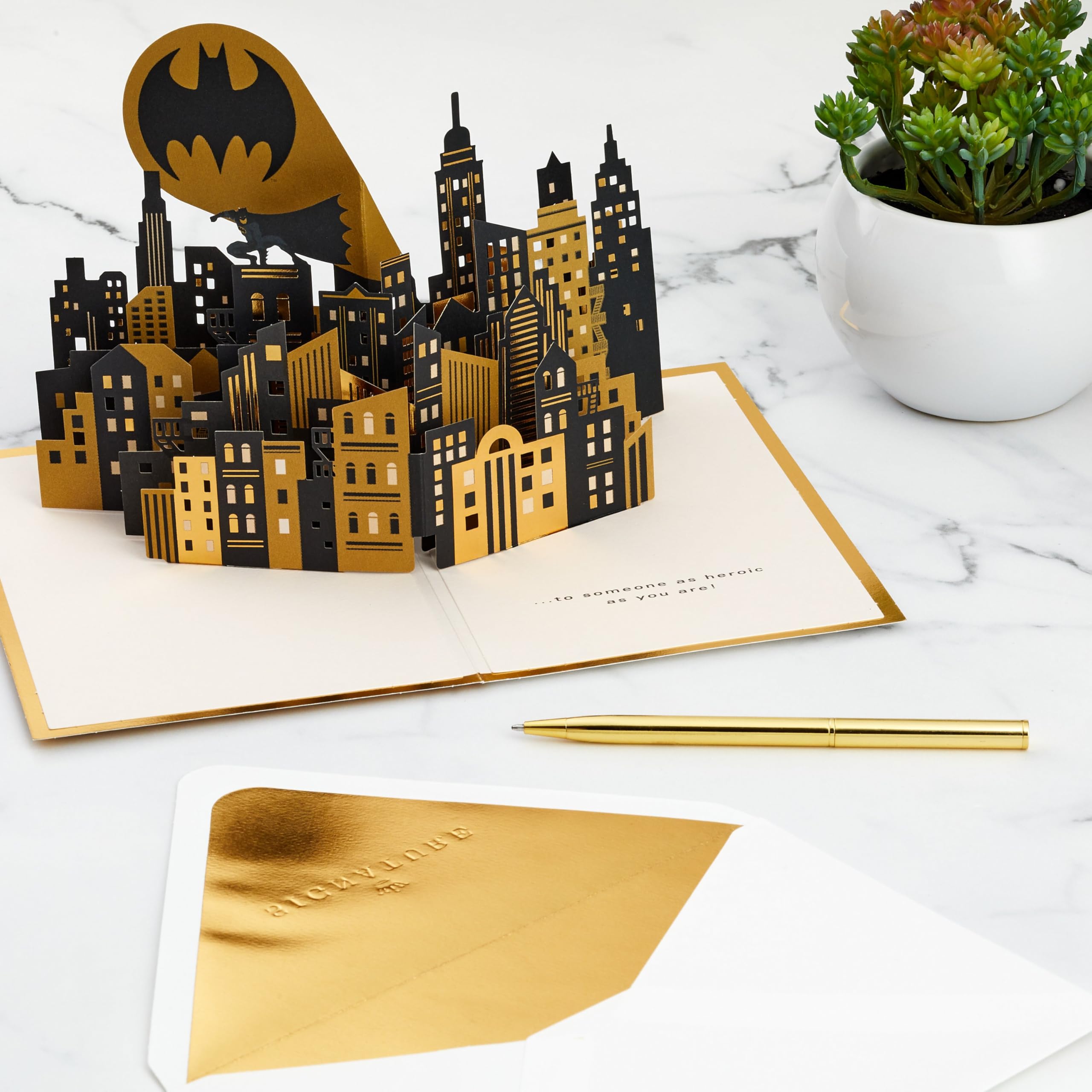 Hallmark Kartka 3D i pop-up na każdą okazję, Batman, sygnał nietoperza, projekt Gotham City, urodziny, Dzień Ojca, złoty, czarny