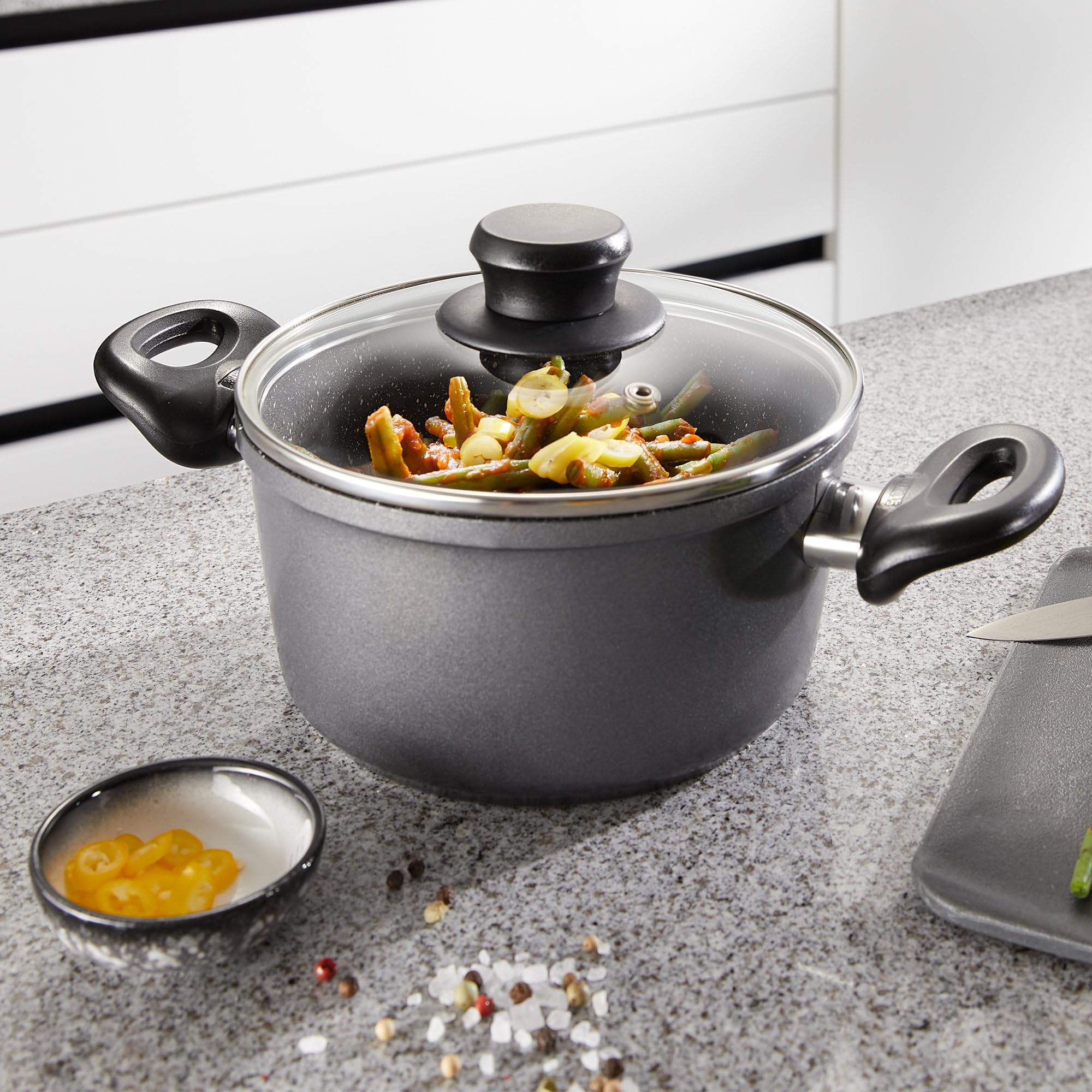 STONELINE Aluguss Kochtopf 18 cm, Kleiner Topf mit Deckel 2 L, Antihaft beschichtet mit echten Steinpartikeln, Kochtopf Induktion 18 cm, für alle Herdarten, Backofen, Kochen ohne Fett oder Öl, Grau