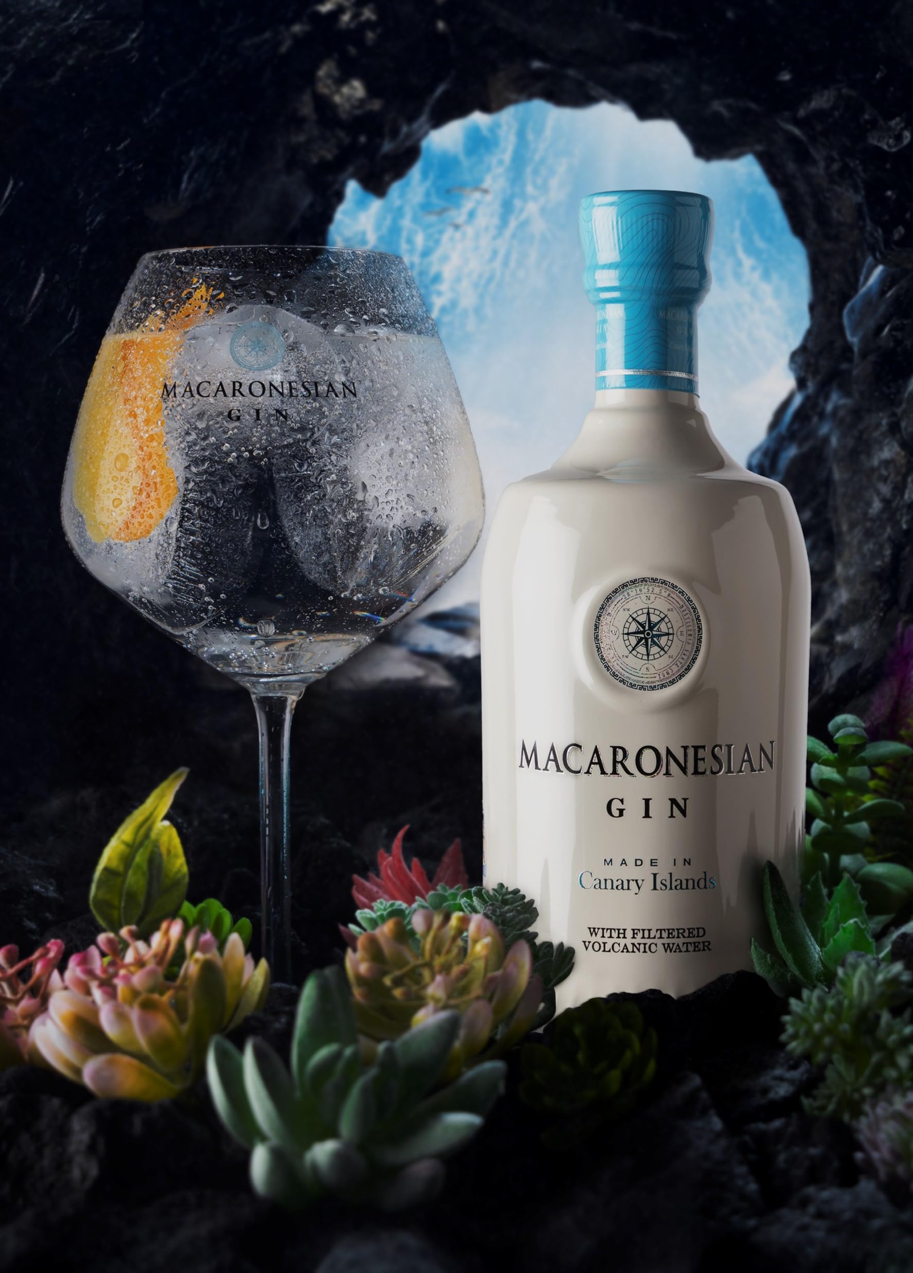 Macaronesian Ginebra Premium de las Islas Canarias con agua filtrada en galerías volcánicas - 37,5% vol. - botella de 700ml