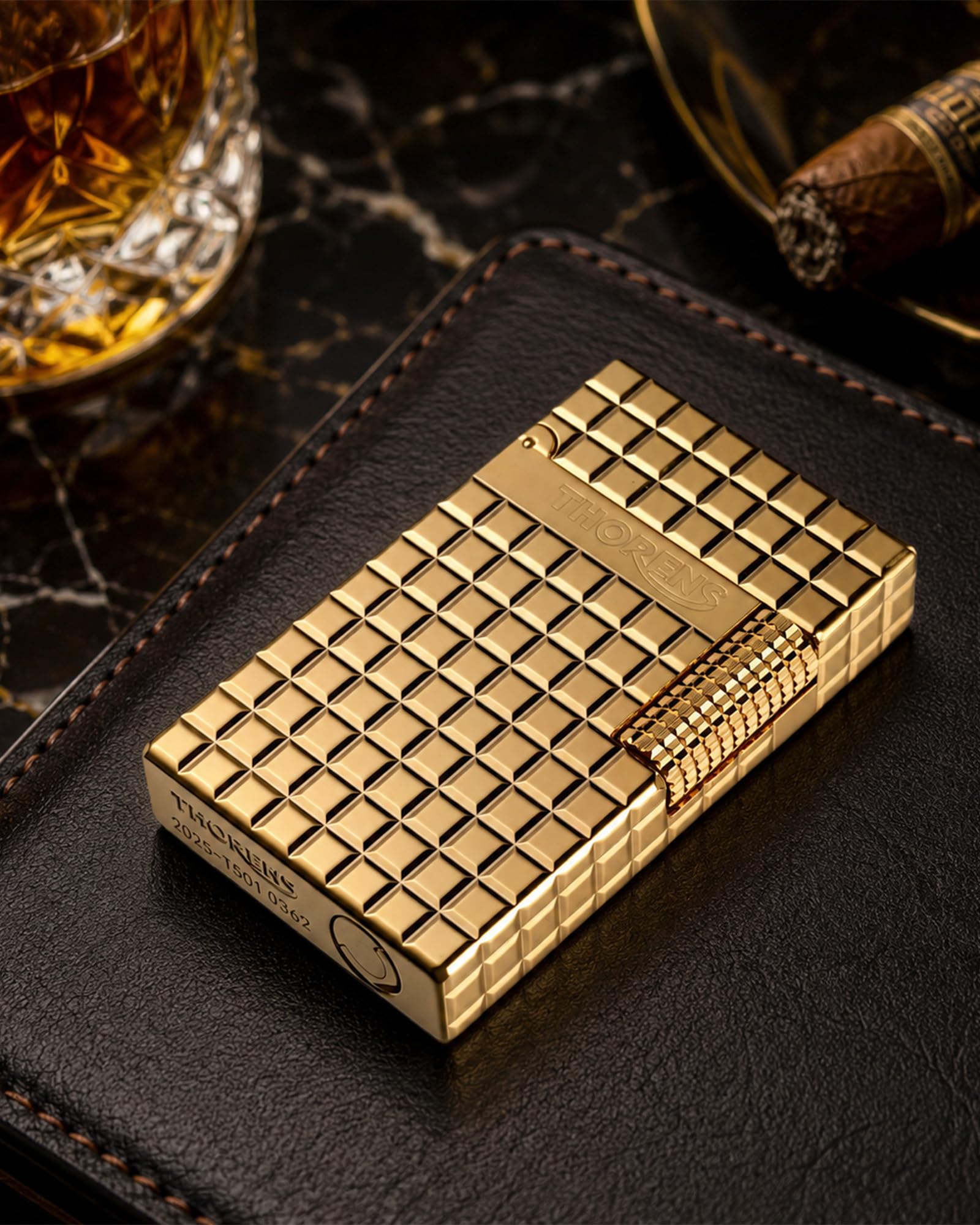THORENS Crisp Sound - Auric Blocks Mechero de Latón y Queroseno | Clásico vintage, llama suave, recargable, side-slide, flip dorado único, grabado, coleccionable, regalo de lujo hombre