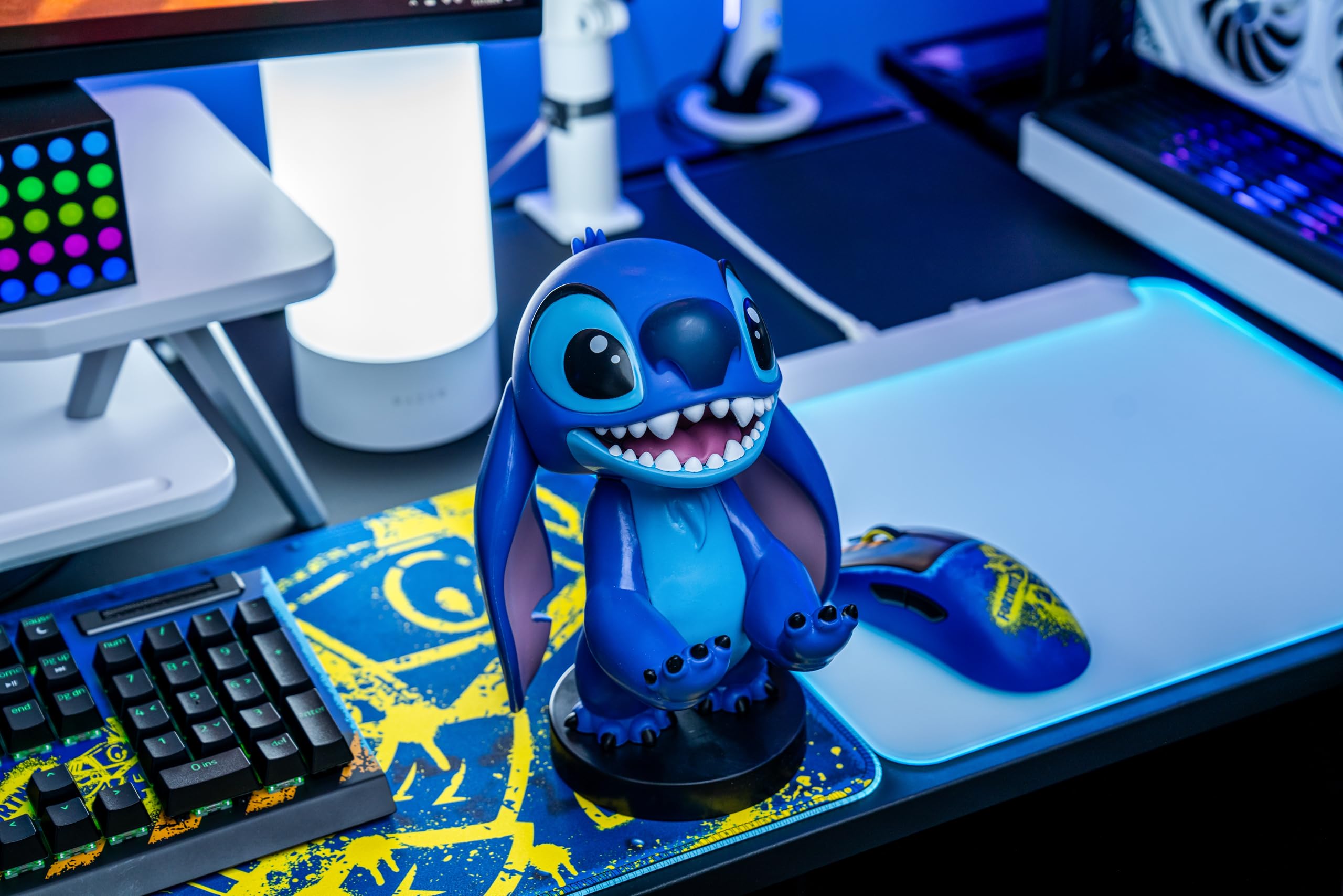 Cableguys Smiley Stitch Controller Halter & Handy Ständer - Gaming Zubehör für Zimmer und Schreibtisch-Setup, Ständer Kompatibel mit Xbox-, PlayStation- & den meisten Standard-Controllern