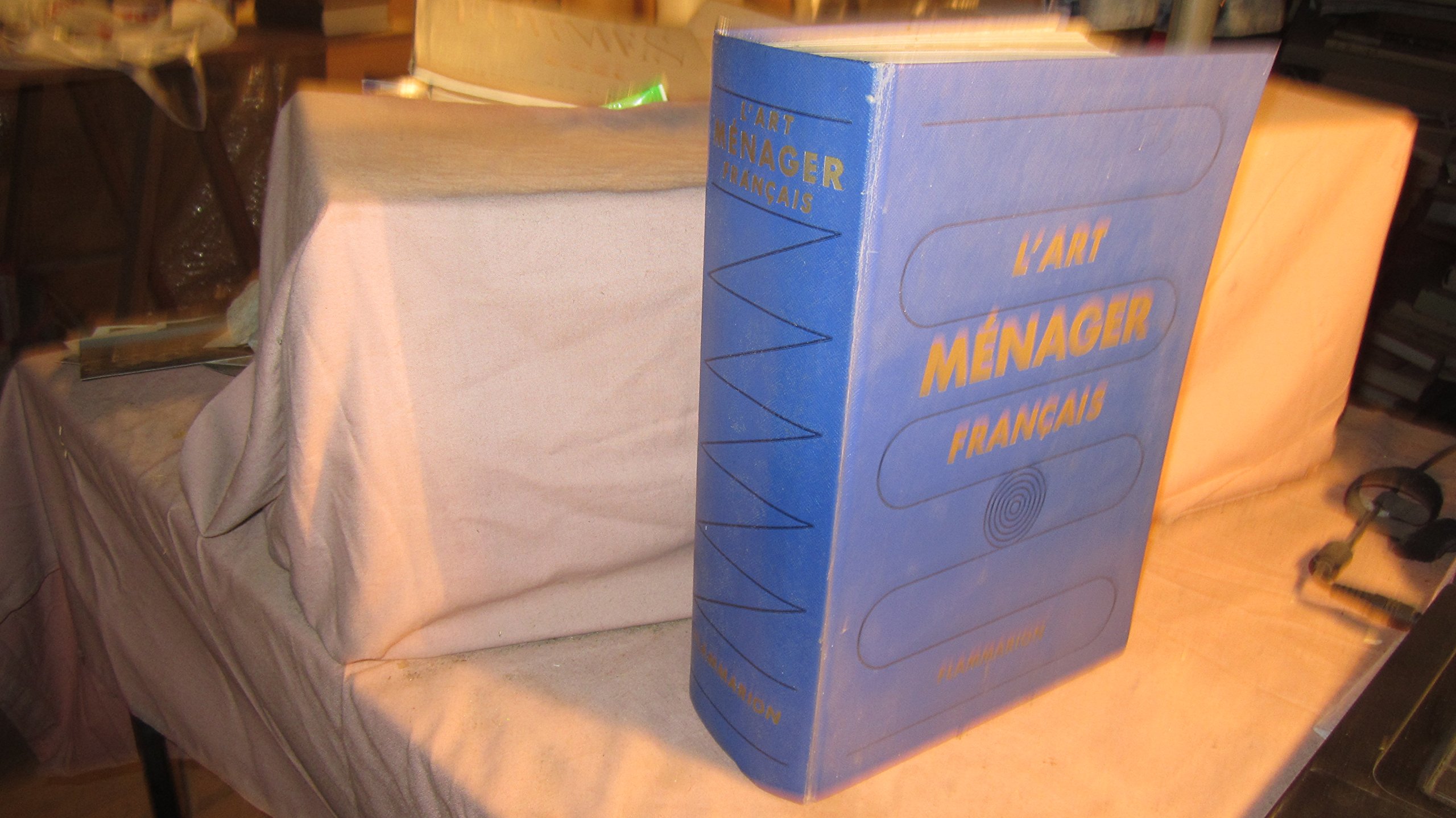 L'art ménager français. Publié sous la direction de Paul Breton, commissaire général du salon des arts ménagers. Avec la collaboration de Yvonne Chauvin, Marie-Louise Cordillot, Paula Dedeban, Ch. Delaveau, etc. 1952. Cartonnage de l'éditeur. 1304 pages.
