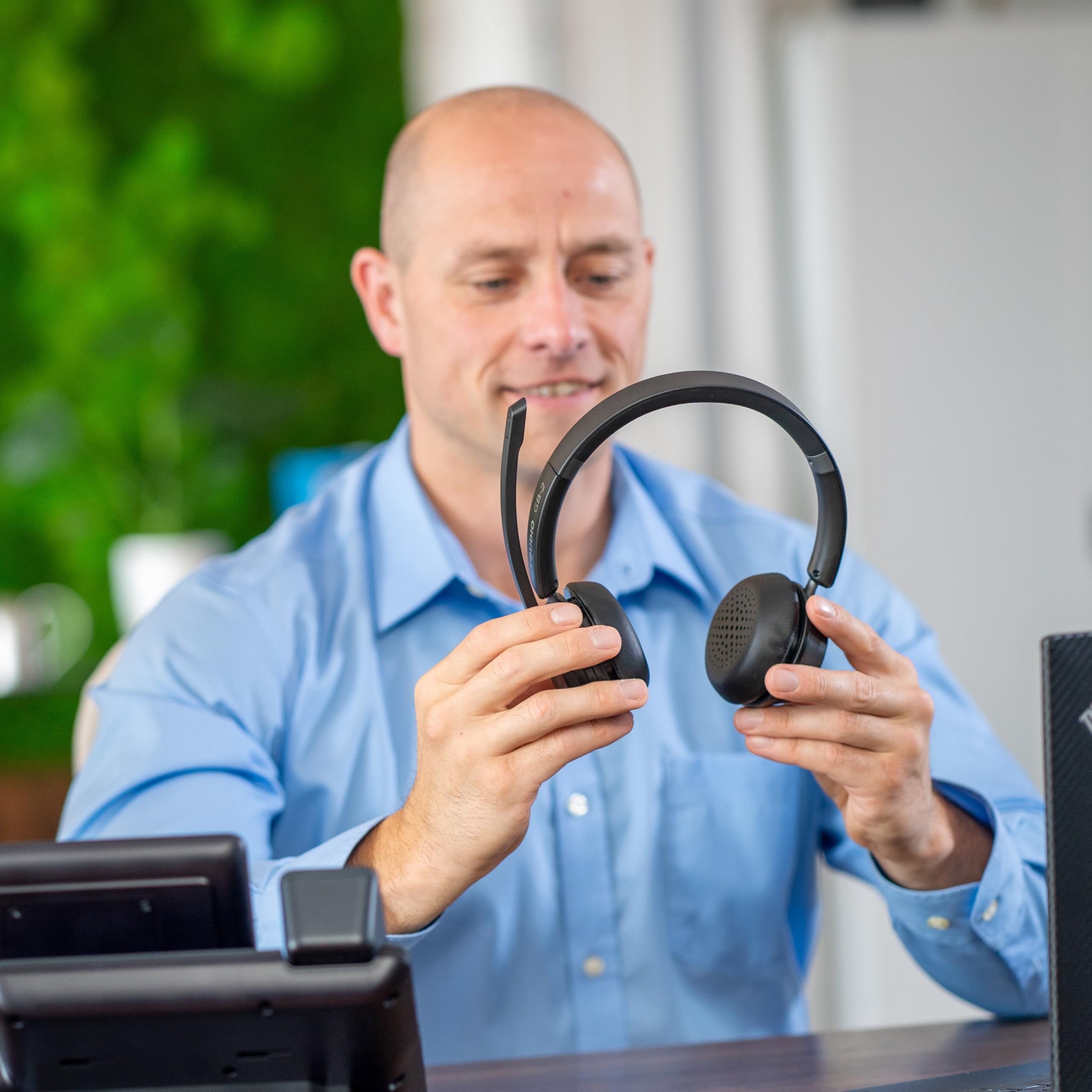 GEQUDIO GB-2 - Cuffie Bluetooth con microfono, con cancellazione del rumore, senza fili, per due dispositivi come smartphone, cellulare, PC o laptop, in ufficio (GB-2 con ricarica)