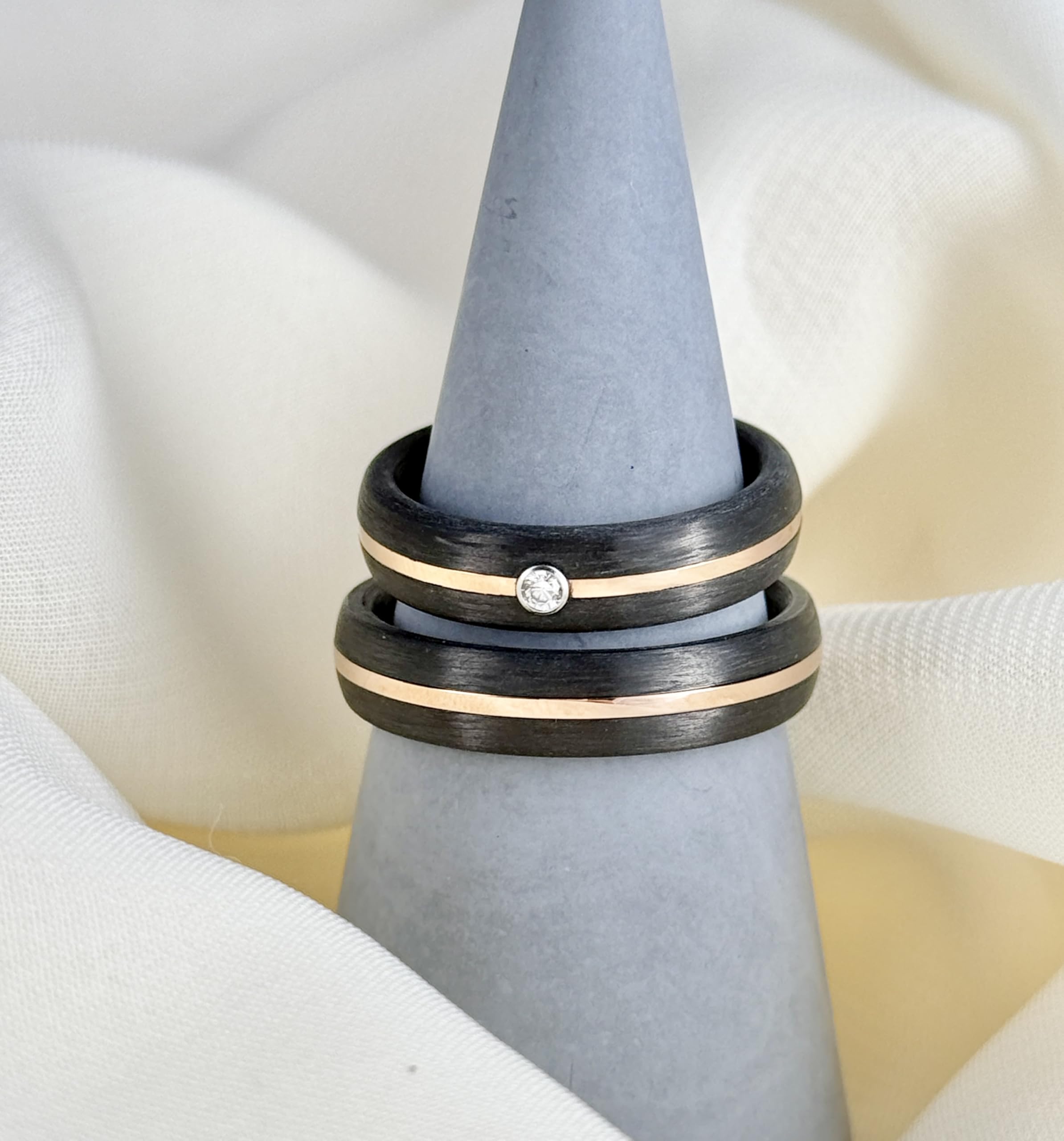 DOOSTI Damen Herren Ring Carbon Schwarz mit Edelstahl Einlage Rosegold mit Zirkonia als Partnerring Ehering Freundschaftsring