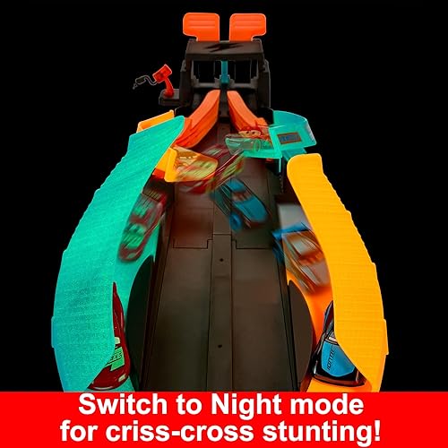 Miniatura 5 de Mattel Disney y Pixar Cars Pista de Carreras de Resplandecimiento, Set de Lanzamiento y Cruce con 2 Coches de Juguete de Carrera, 2 Modos,