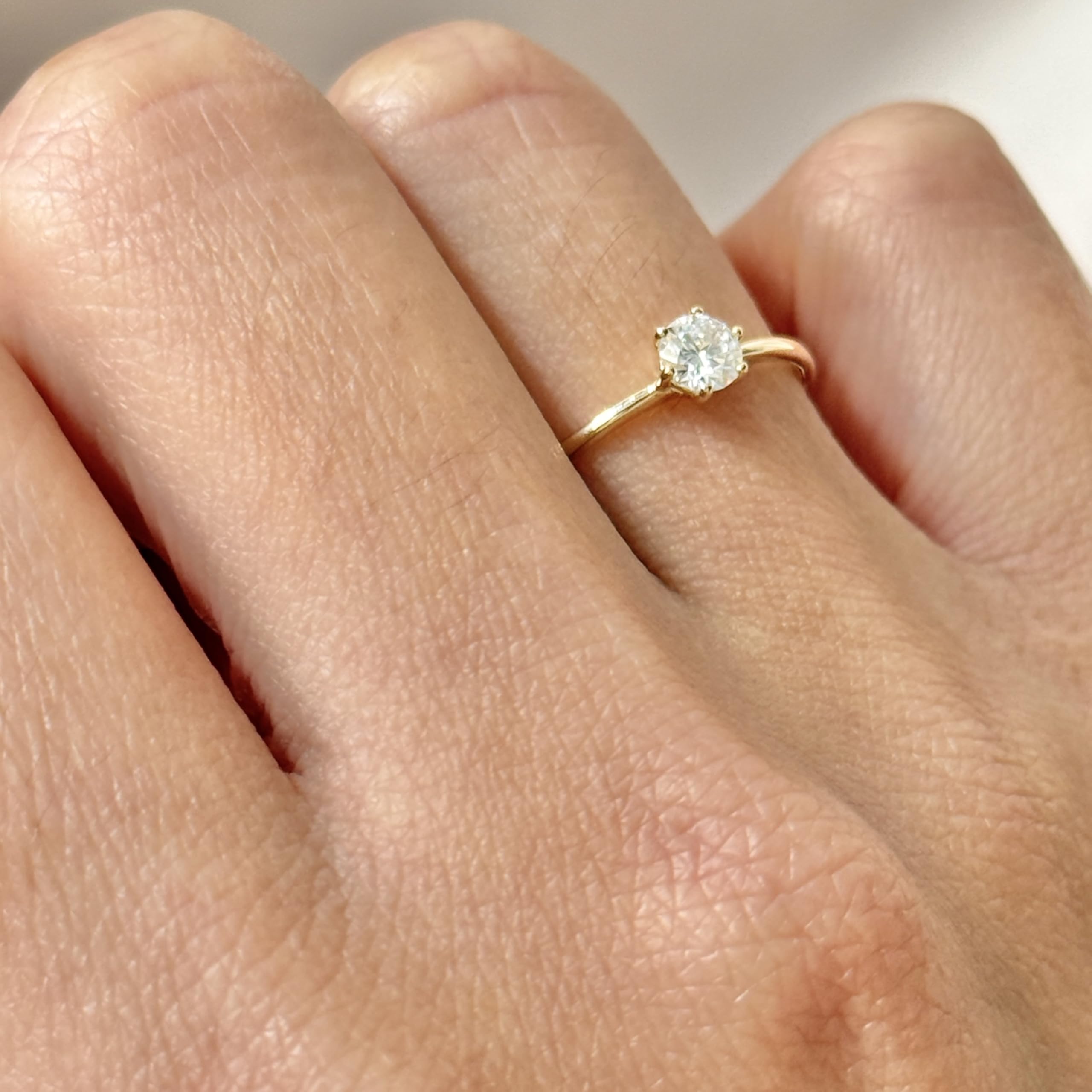 DOOSTI Antragsring, Verlobungsring, Solitärring, Vorsteckring, engagement ring aus 585/- Gelbgold mit einem hochwertigen Moissanite Stein 0,25 ct. (4 mm Durchmesser)