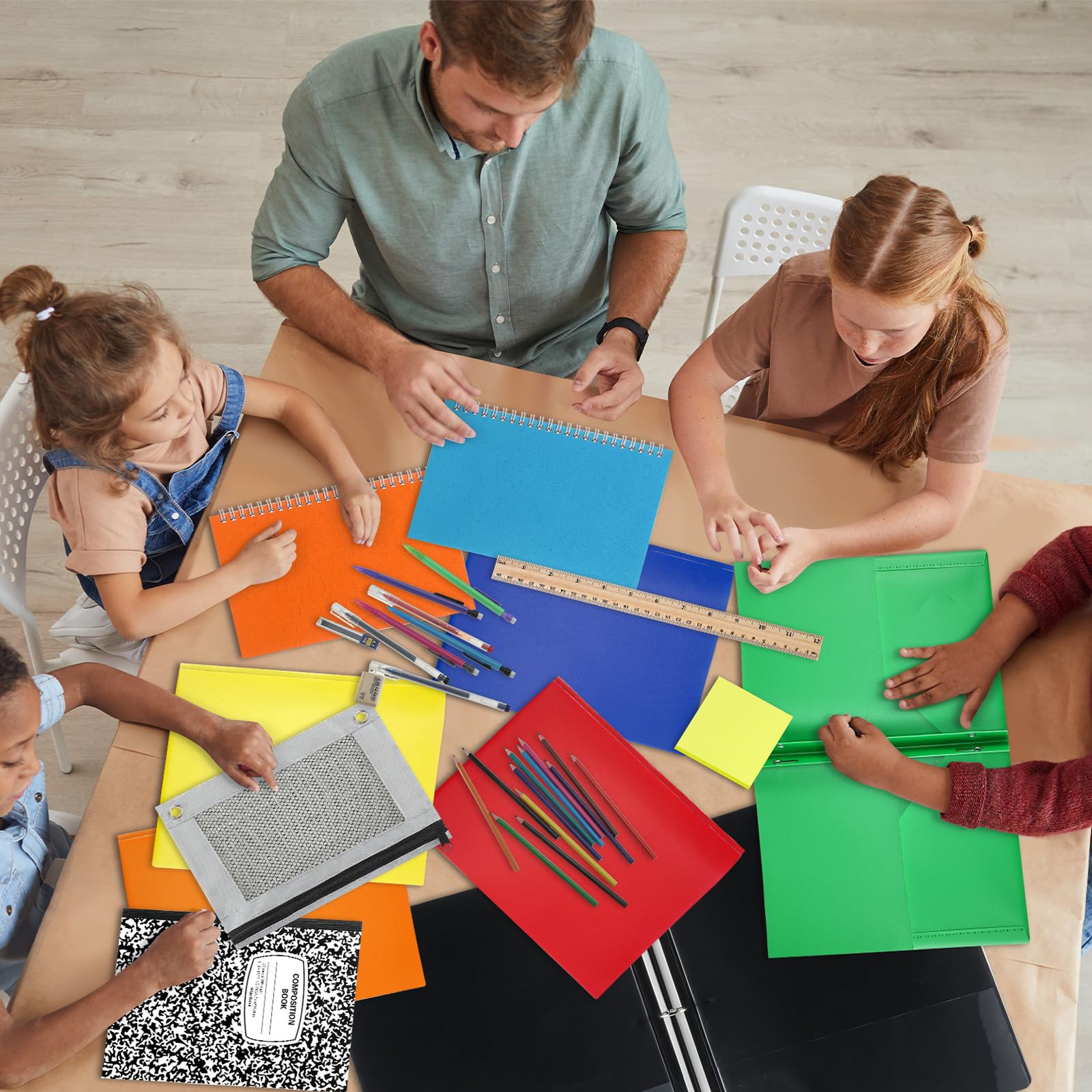 Kit de fournitures scolaires pour la rentrée scolaire comprenant des notes adhésives, des spirales, des intercalaires, des classeurs, des crayons, des stylos et bien plus encore pour garçons