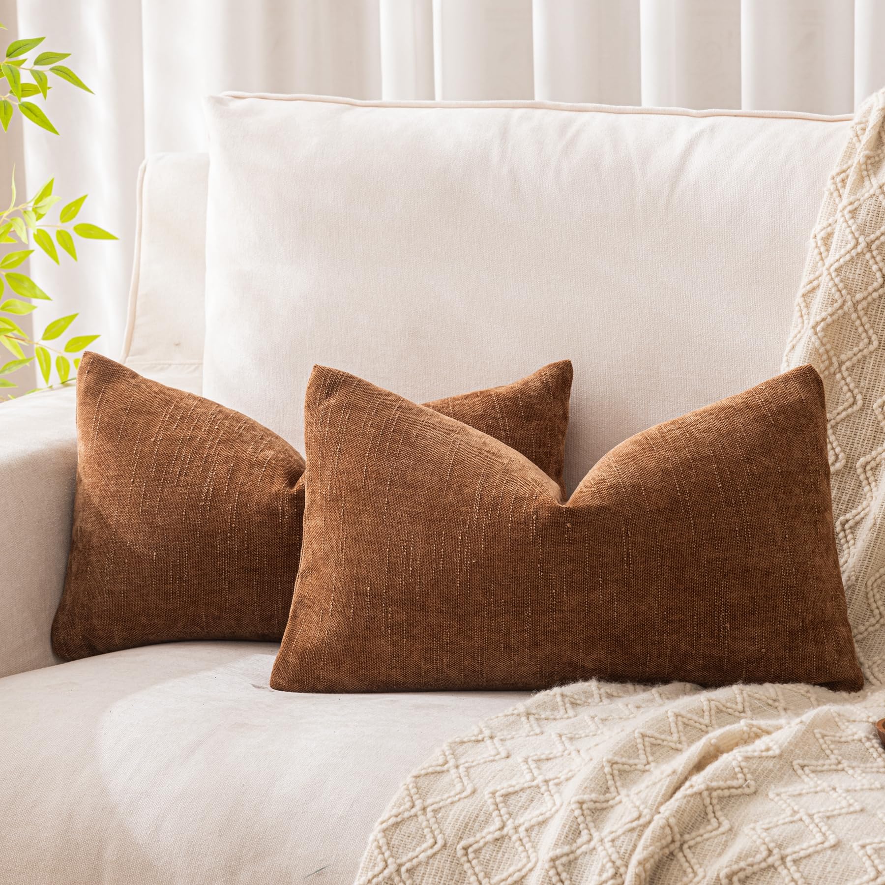 Housse de coussin lombaire haut de gamme en chenille marron pour sofa et lit stylisé