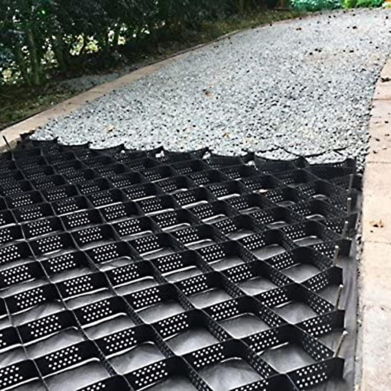 Grille anti-boue pour stabiliser une allée de jardin avec géogrille extensible