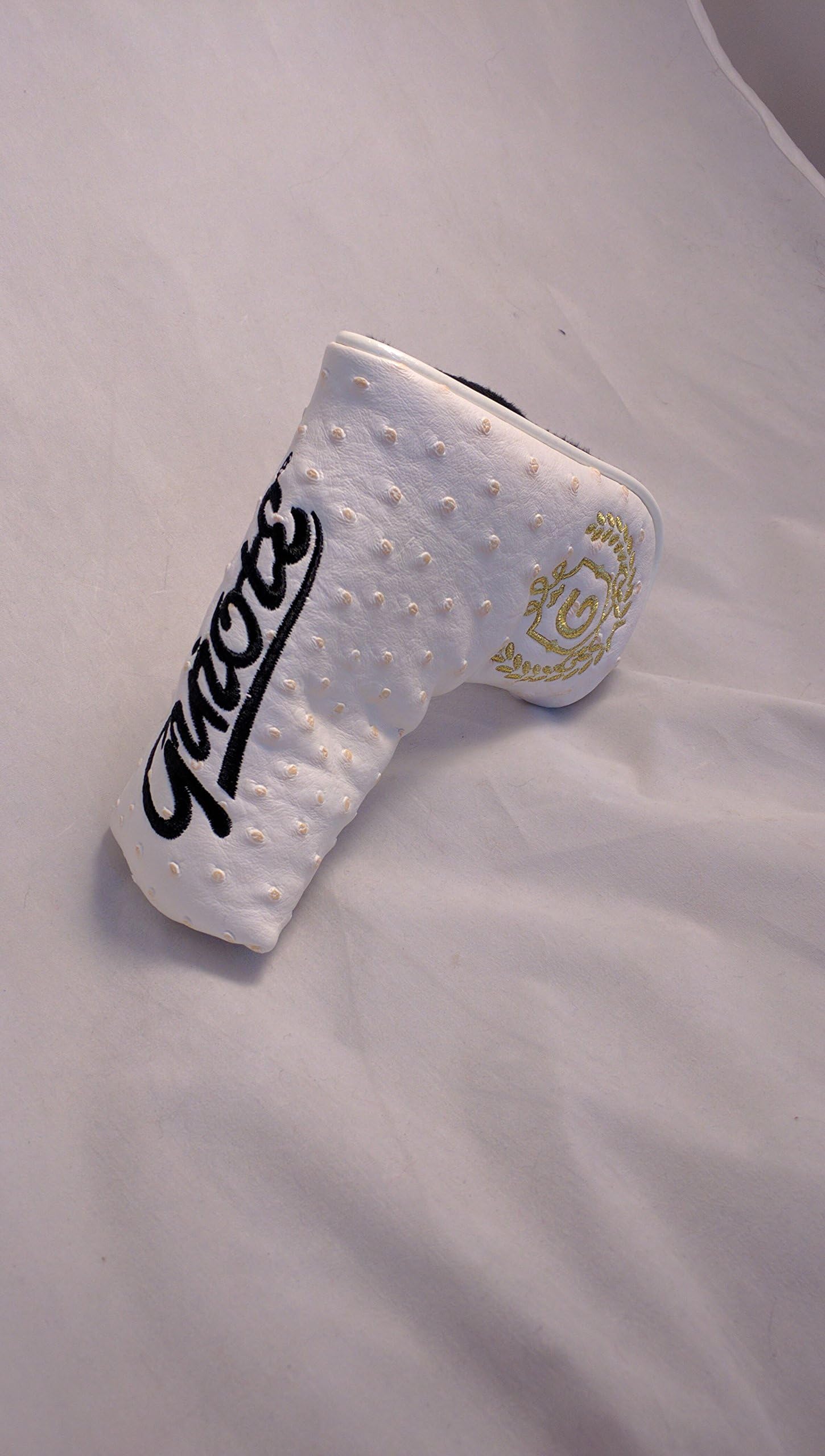Guiote Textured PU Leather & Gold Emblem Blade Putter Cover White