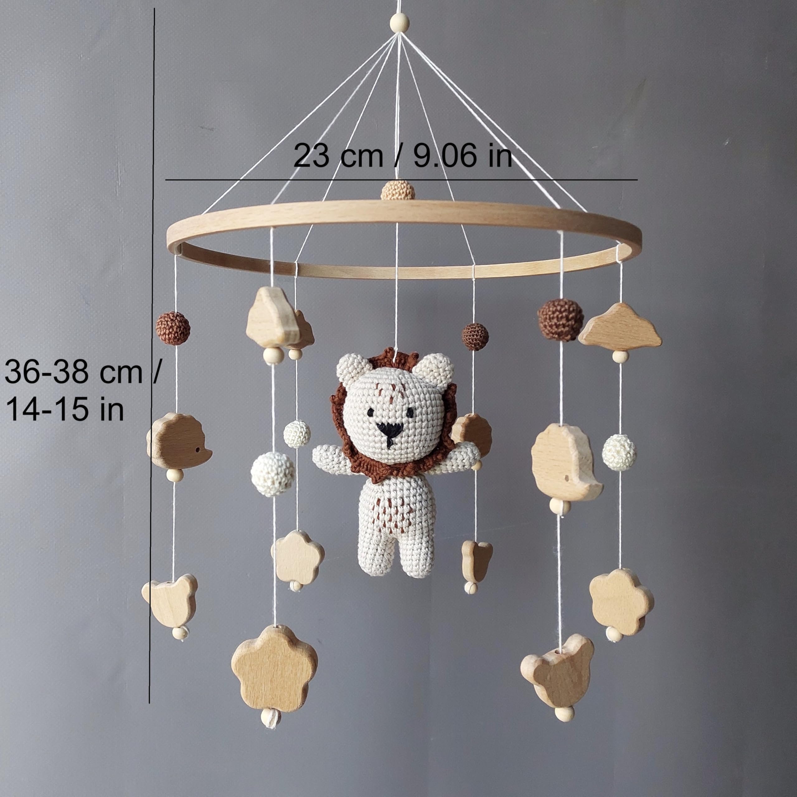 Handgemachtes Baby Mobile in Braun mit gehäkeltem Löwen – Kinderbett Mobile aus Holzperlen, Blättern & Baumwolle – Safari & Afrika Deko fürs Babyzimmer – Neugeborenen Geschenk