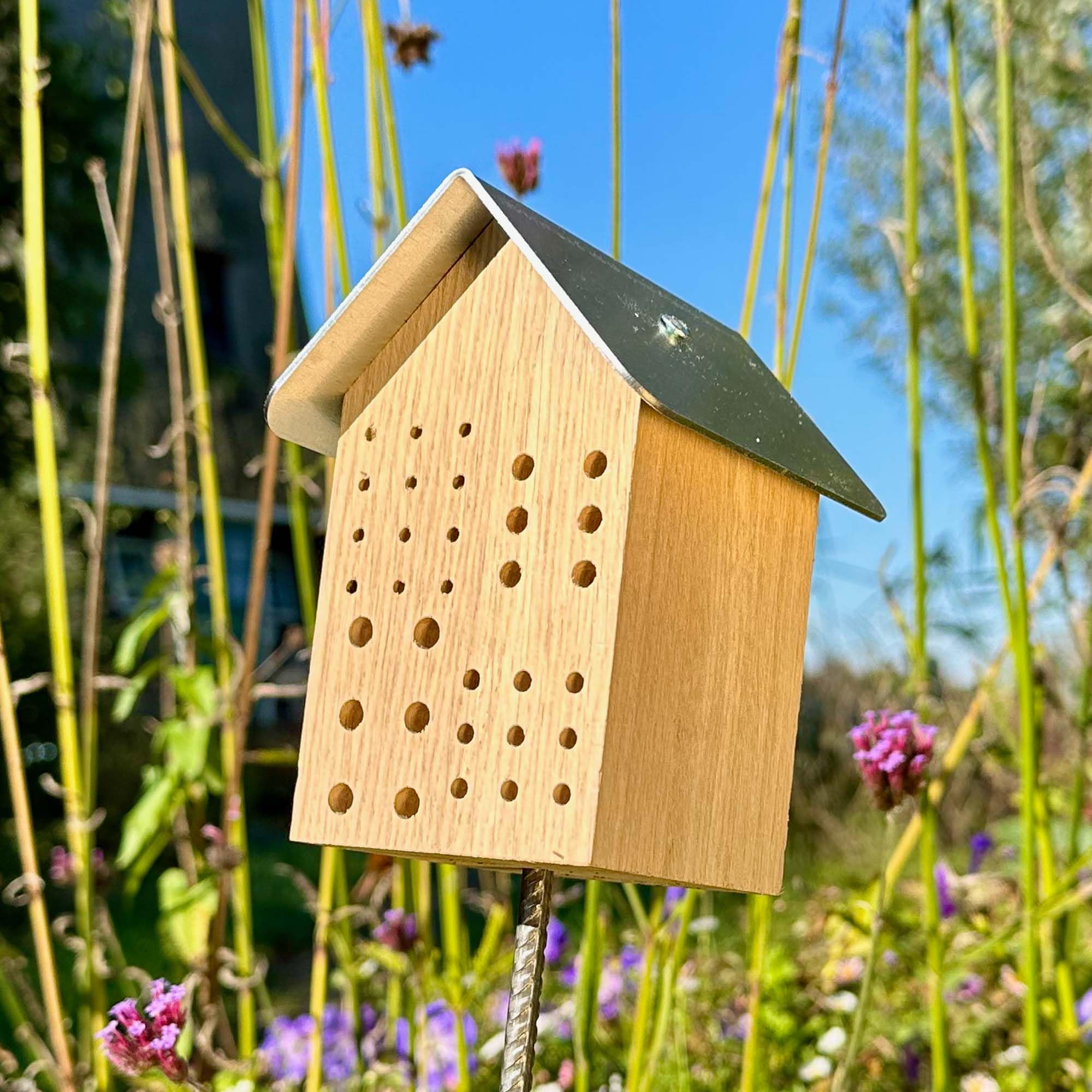GARTENETAGE Bienendorf Geschenkset für Bienenliebhaber - Perfektes Set mit Blumenwiese Mischung, hochwertigem Insektenhotel, nachhaltiger Verpackung und Anleitung zur Bienenförderung
