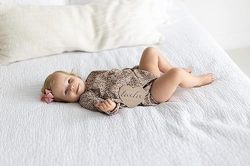 Vista 4 de Kate & Milo Tarjetas de fotos de hitos mensuales de madera en forma de corazón, Tarjetas de anuncio de bebé, Discos de hito de apoyo de foto