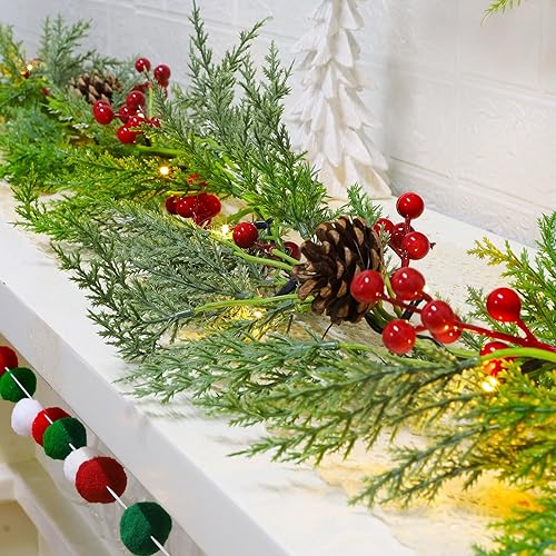 Miniatura 8 de Lulu Home Guirnalda de Navidad preiluminada de 9 pies, 30 luces LED de Navidad con piñas y bayas rojas, guirnalda a pilas con temporizador