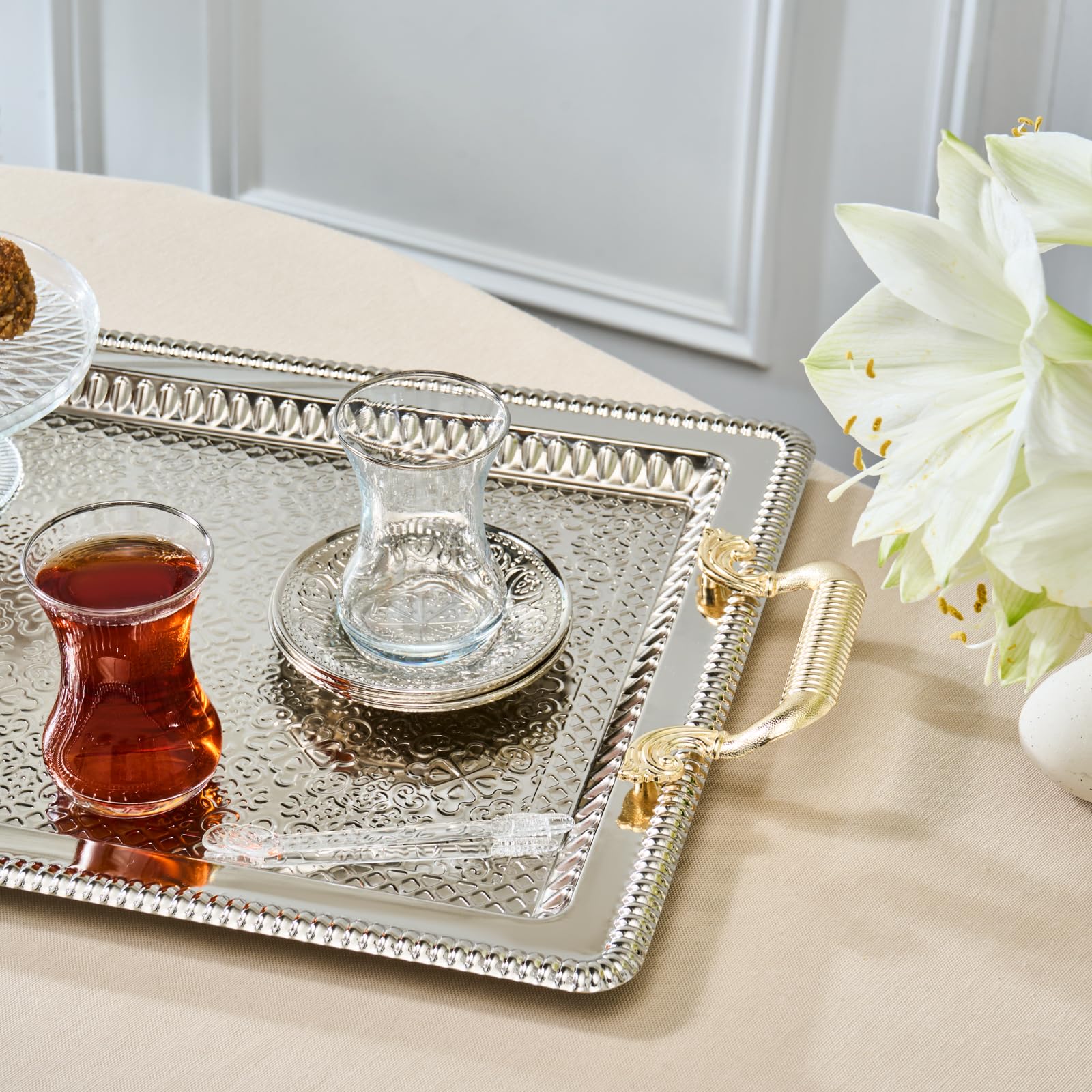 Karaca Deniz Türkische Teetassen 19er Set, Türkische Teegläser Tassen und Untertassen für 6 Personen, inklusive Tablett, Untertassen, Teelöffel, 130ml