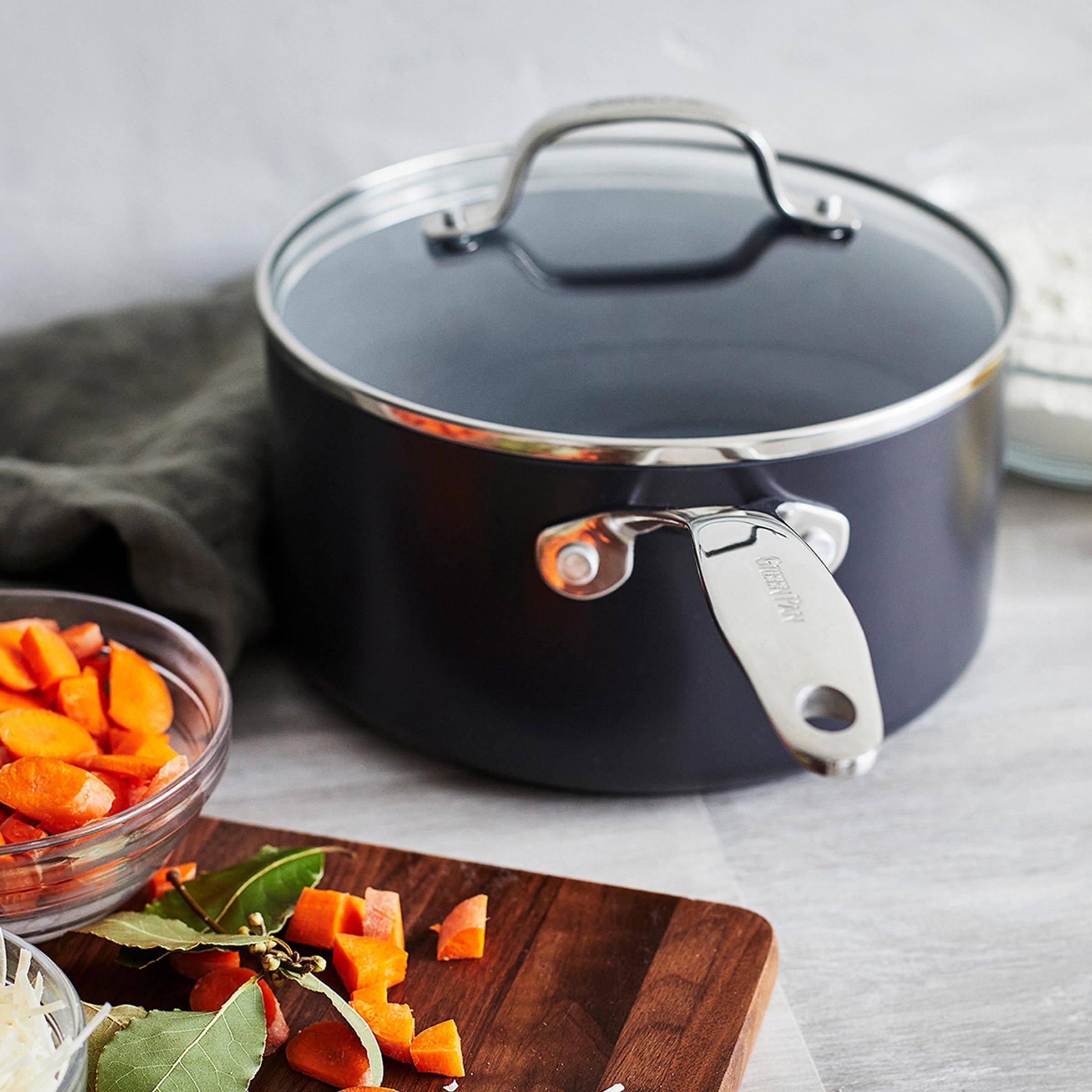 GreenPan Valencia Pro Harteloxierte Gesunde Keramik Antihaft 18 cm / 2 Liter Stielkasserolle mit Deckel, PFAS-frei, Induktion, spülmaschinenfest, Backofenfest, Grau
