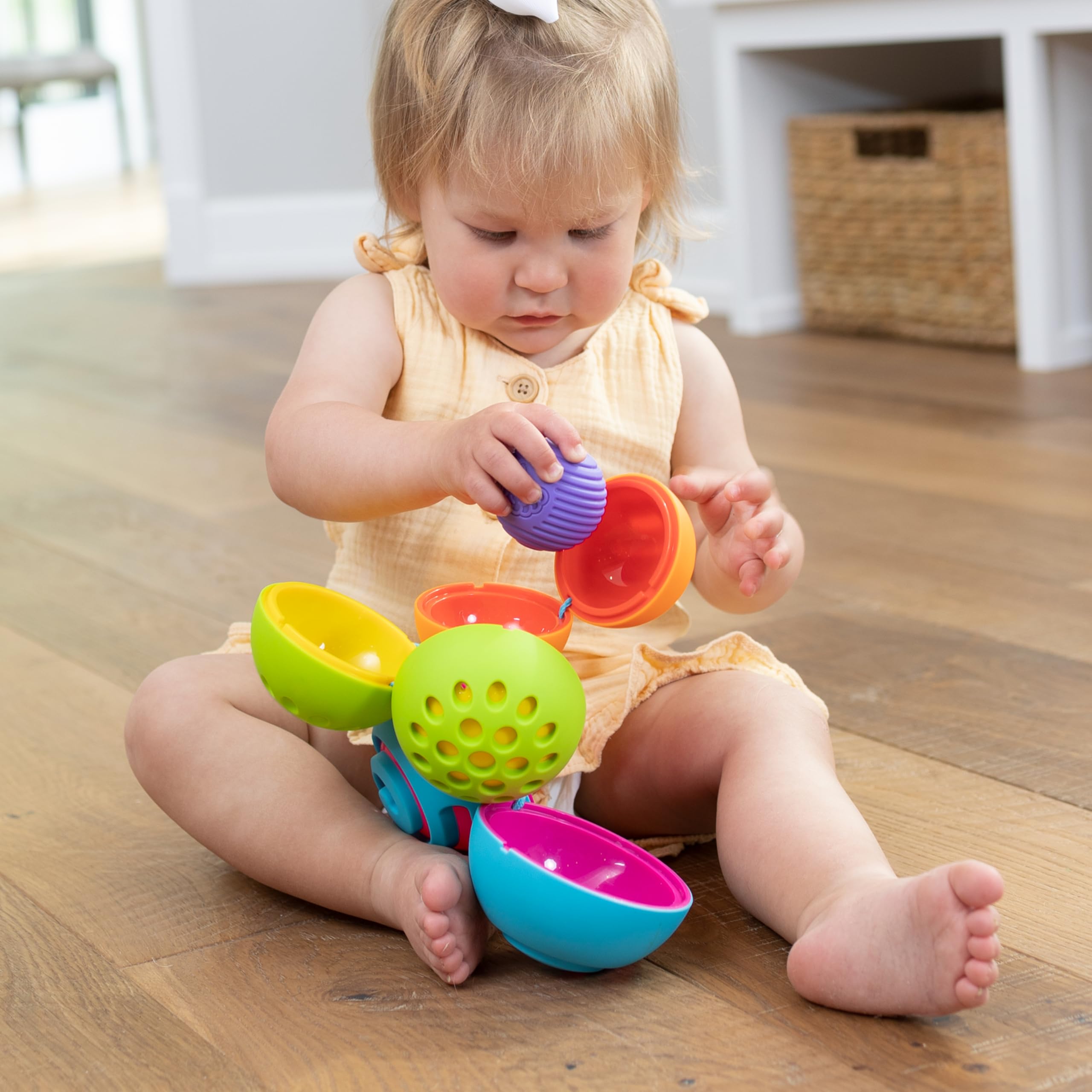 Fat Brain Toys, Oombee Ball, 4 Bolas encajables con texturas para bebés, juguete de aprendizaje infantil, juego seguro, estimulación sensorial, para niños preescolares desde 10 meses, Bizak (30690230)