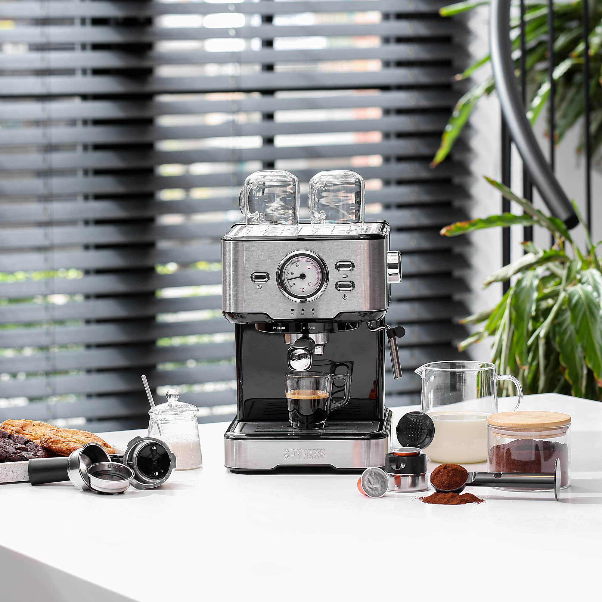 Princess 249412 Máquina de café para Espresso, Compatible con cápsulas Nespresso y café molido, 1 o 2 tazas, 20 bares de presión, Depósito extraíble de 1.5L, con espumador de leche, 1100 W
