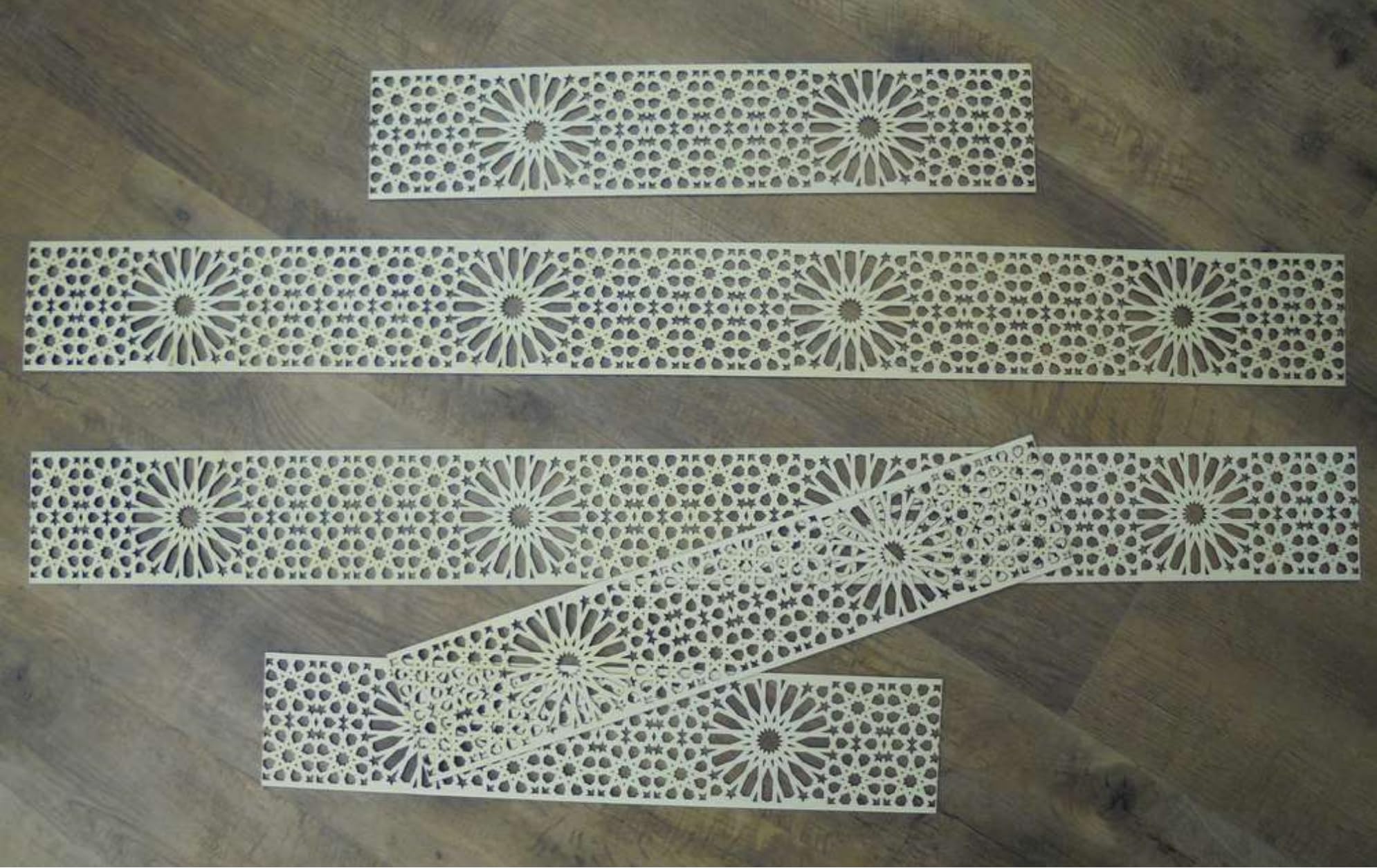 Zagora molduras decorativas continuas ornamentadas en madera - decoración interior oriental (4m, Marruecos)