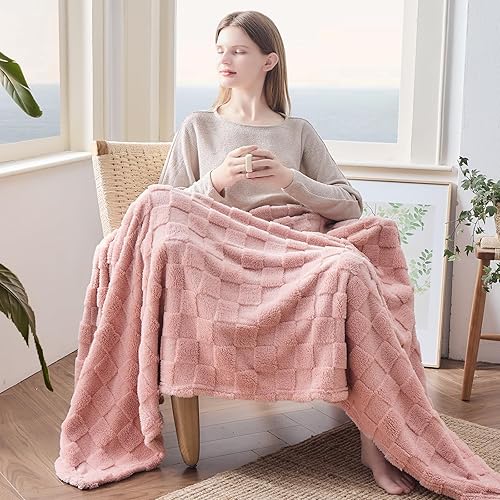 Miniatura 3 de NEWCOSPLAY Manta de franela sedosa de alta calidad, súper suave, ligera, a cuadros 3D, color rosa, para uso en todas las estaciones (rosa, manta de