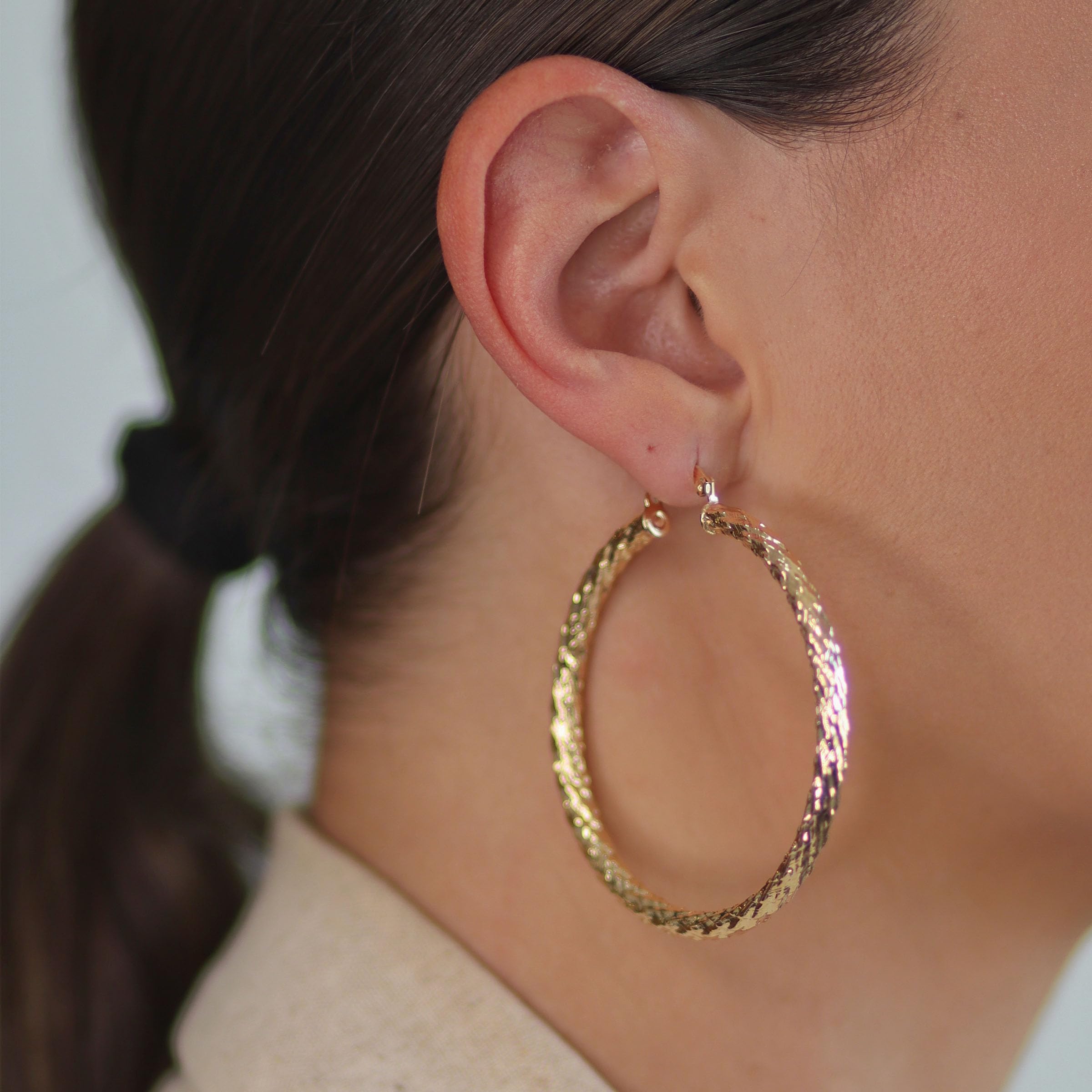 Aros Grandes De Aro Ancho De Cable De Cuerda Para Mujer Adolescente Chapados En Oro Amarillo De 18K De Latón Con Un Diámetro De 2.25 Pulgadas