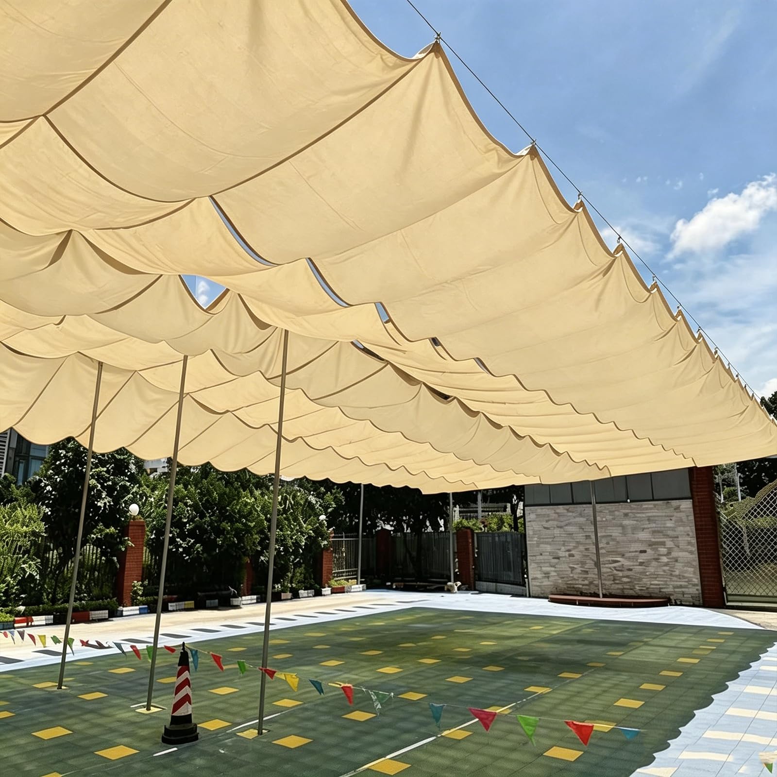Voile d'ombrage vague rétractable crème pour ombrager une tonnelle de jardin