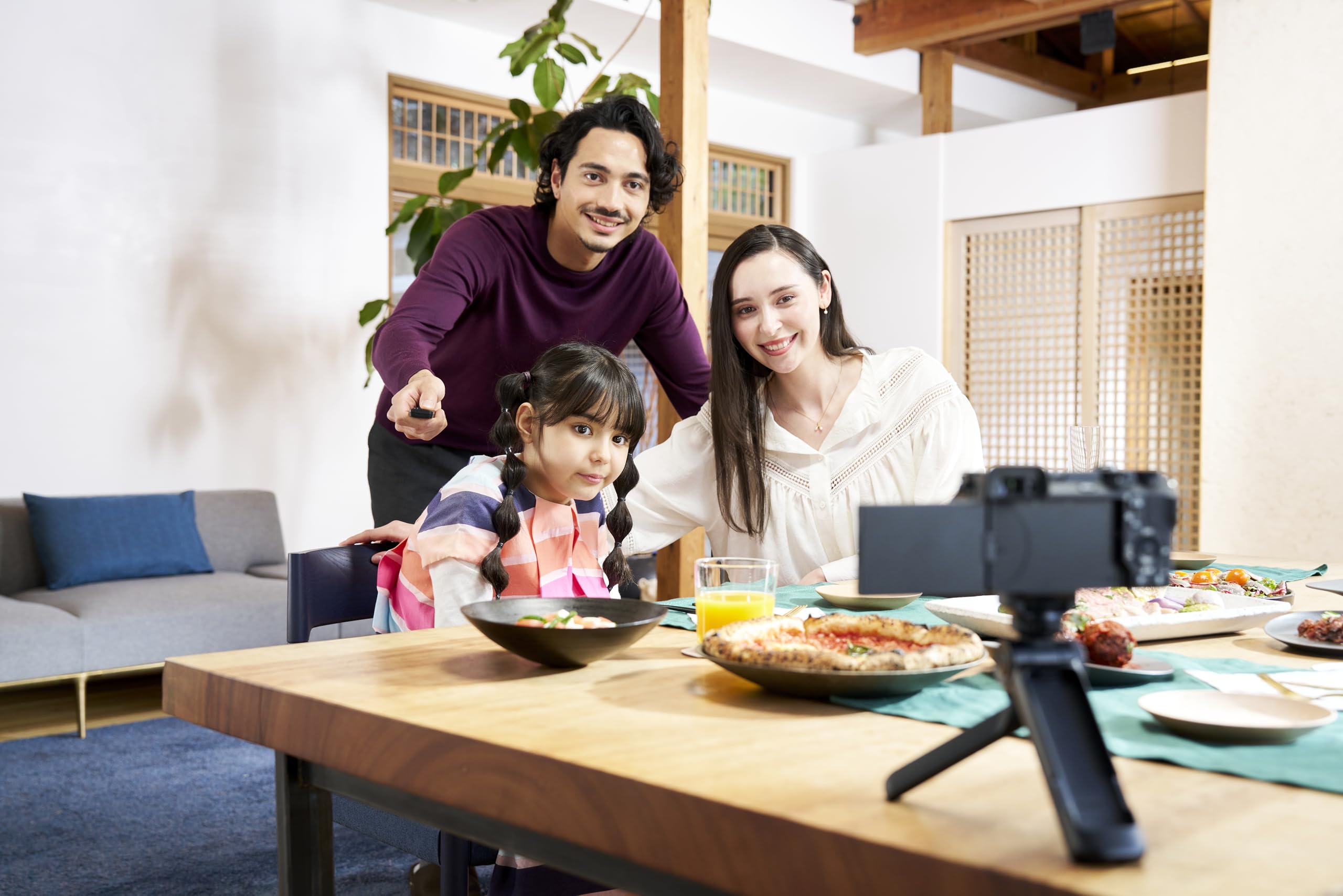 Sony ZV-E10K Systemkamera (APS-C) mit 16-50 mm f/3,5-5,6 II Power Zoom Kit-Objektiv – dreh- und schwenkbarer Bildschirm, Echtzeit-Augenautofokus, ideal für Vlogger & Einsteiger