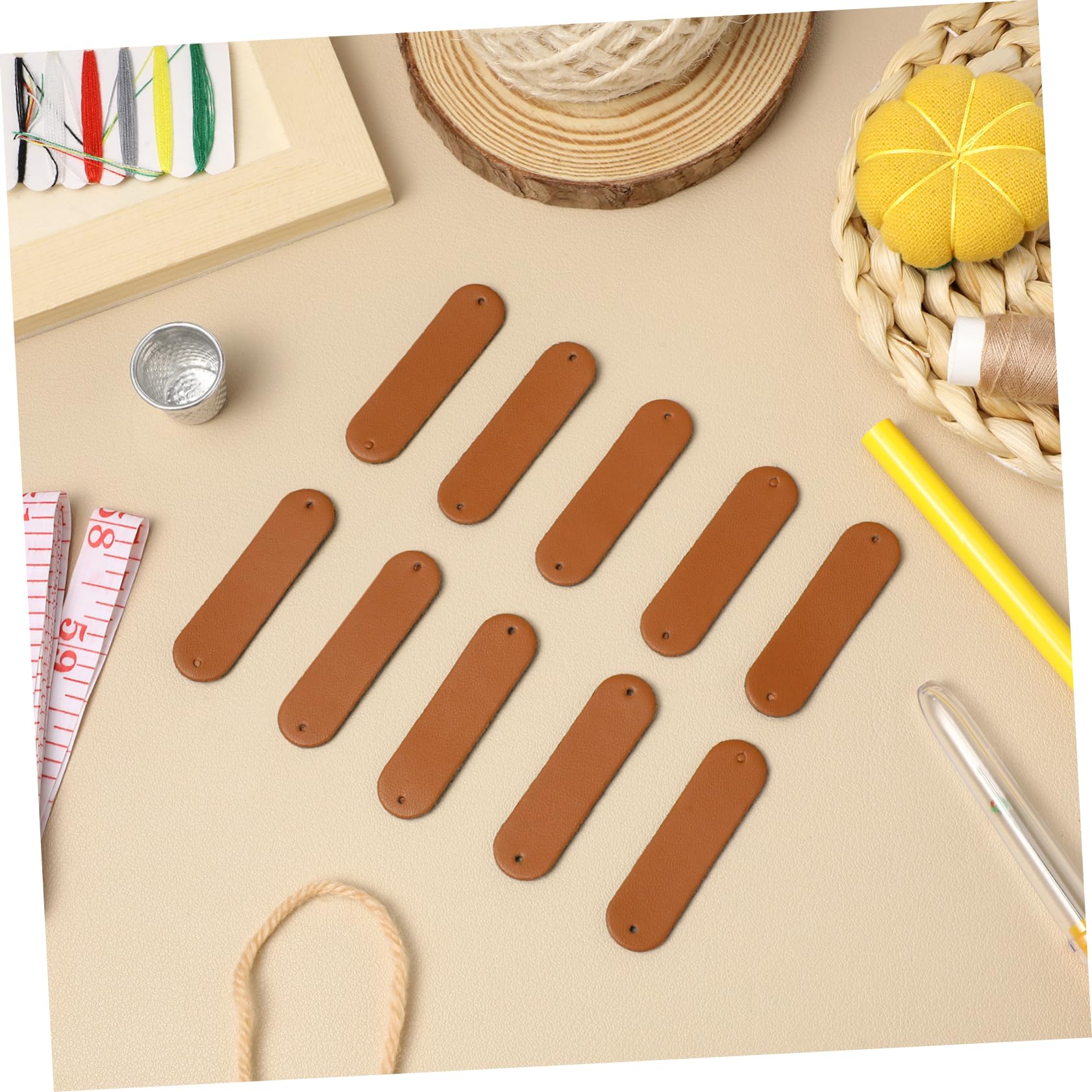TOGEVAL Etiquetas para Coser Ropa de Cuero Sintético 100 Marrón Diseño en Relieve y Dos Agujeros, Adecuado para Manualidades y Proyectos DIY