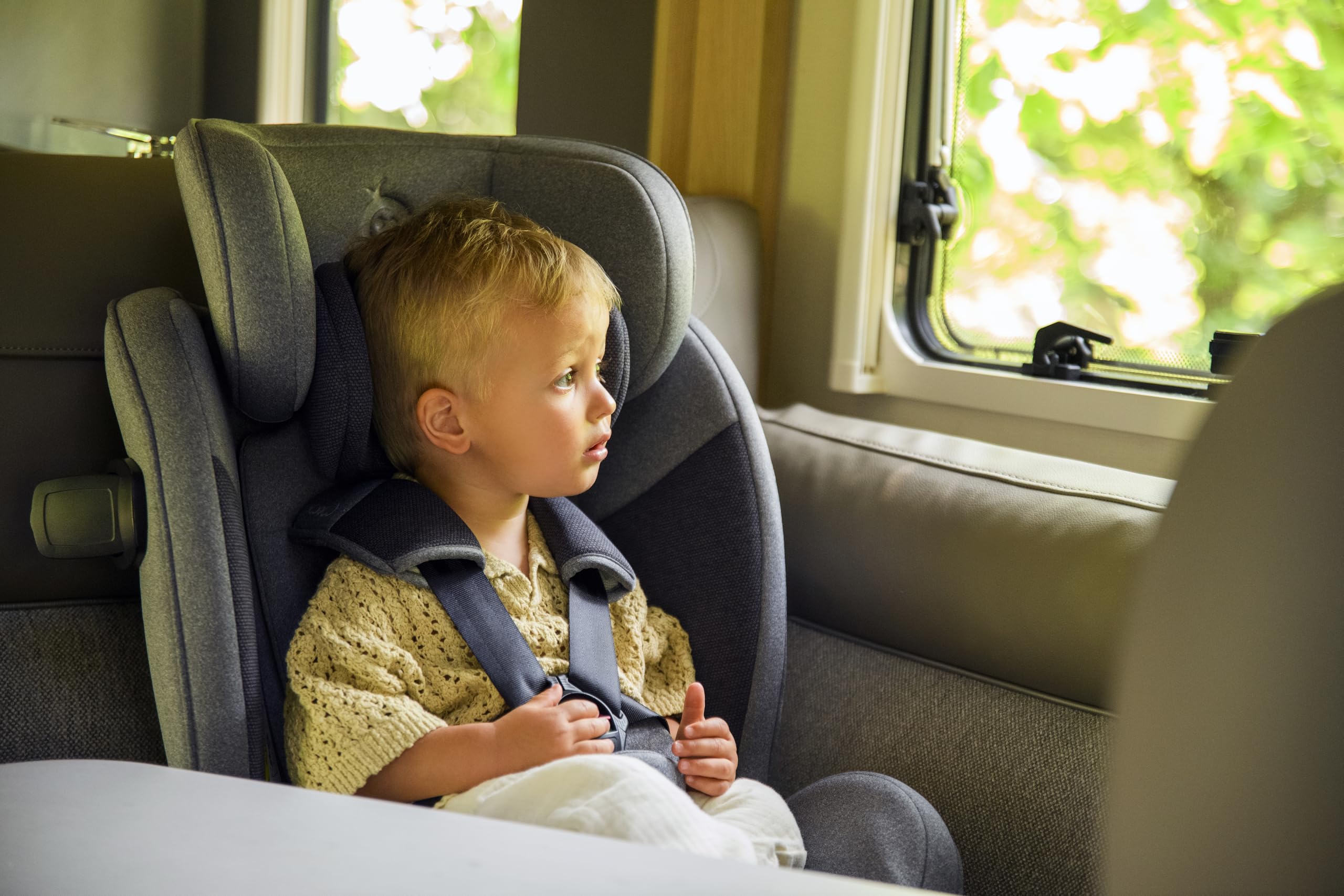 MoMi Autositz für Kinder EMI 0-12 Jahre (Gruppe 0+, 1, 2, 3, 3, Kinder bis 36 kg, 40 bis 150 cm), 360° drehbar, Einbau rückwärts: bis 18 kg, vorwärts: ab 18 kg, Befestigung mit ISOFIX und Top-Tether