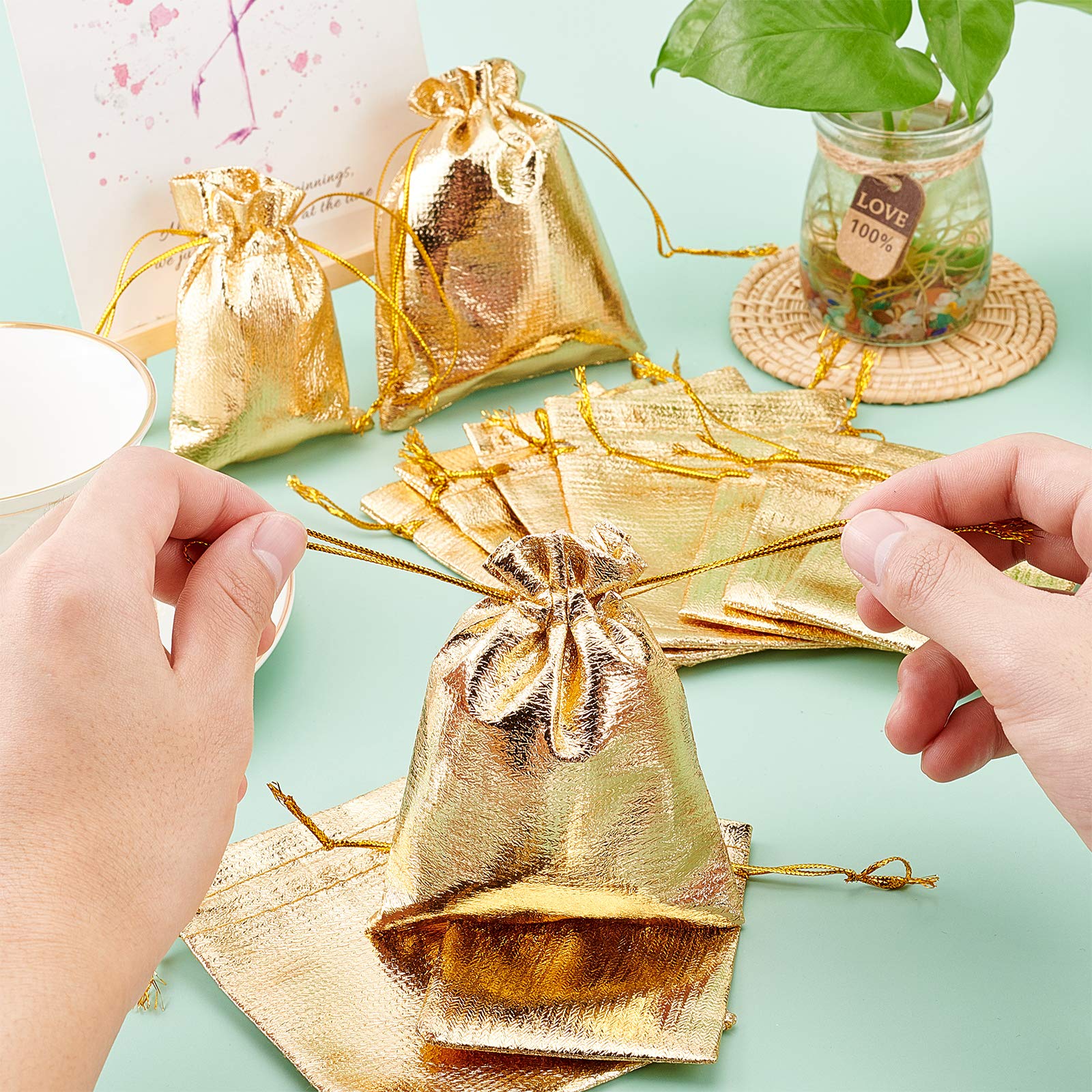 PandaHall 60pcs Sacs Cadeaux Dorés, 12x9cm / 7x9cm Pochettes d'emballage Cadeau Sac Rectangulaire en Organza Sac de Rangement à Cordon pour Bijoux Bonbons Mariage Fête des Mères, Noël