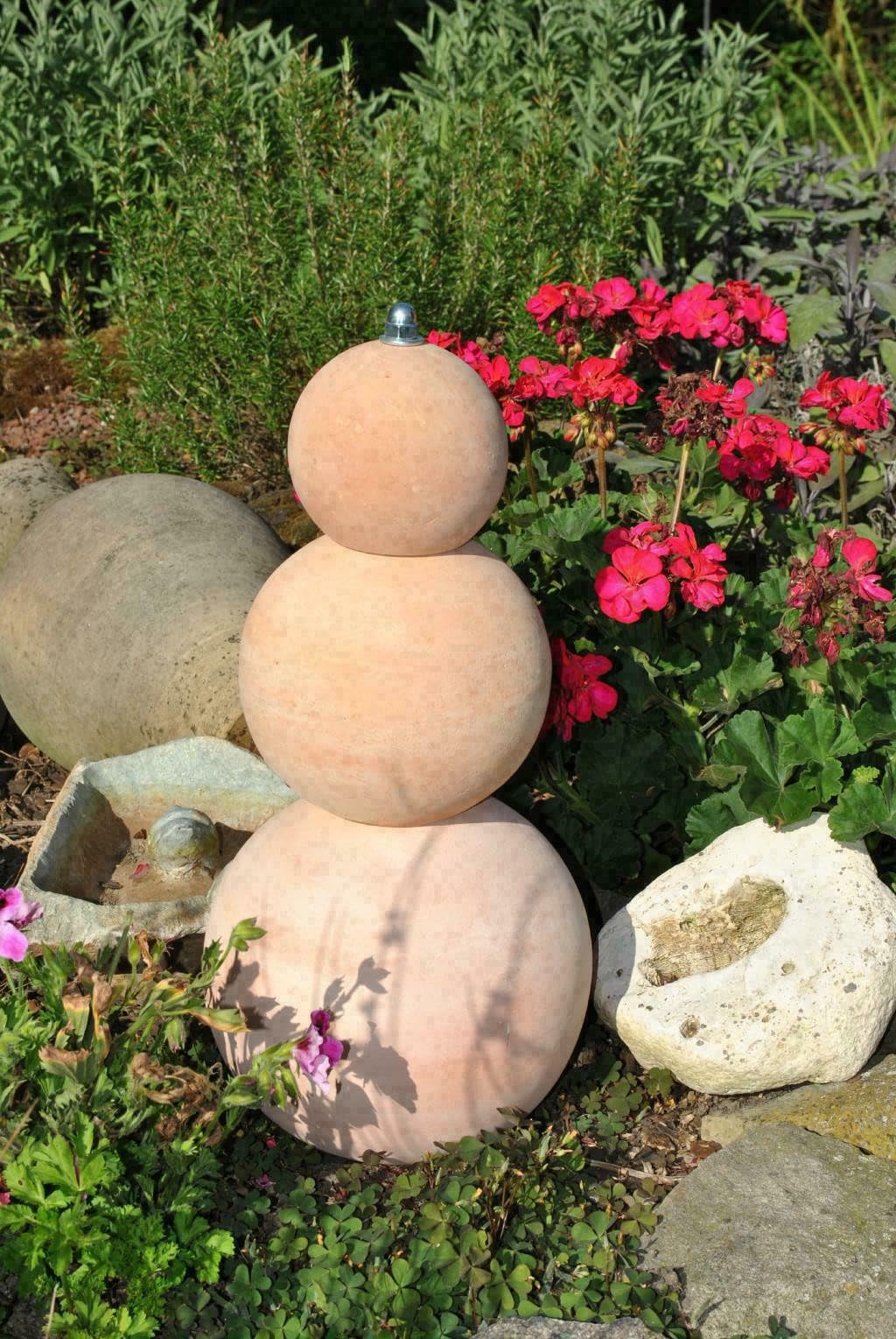 Garten-Stele aus DREI handgefertigten Terracottakugeln, frostfest,48 cm hoch