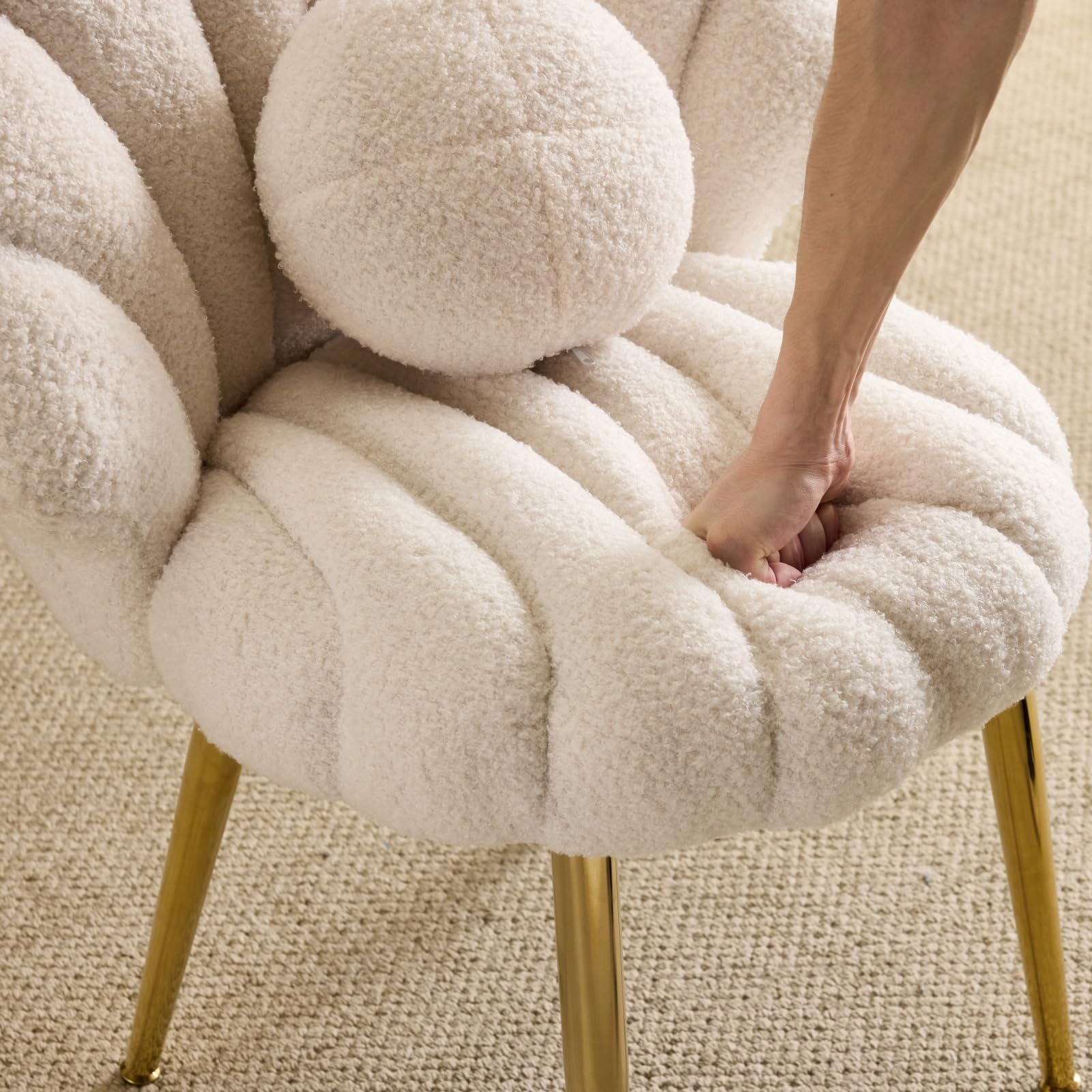 Bonnlo Schminktisch Stuhl, Muschel Sessel Wohnzimmer Modern Schminkstuhl aus Teddystoff mit Kissen Rückenlehne Golden Beinen, Ohrensessel bis 150 kg Vanity Chair für Schlafzimmer Kinderzimmer (Beige)