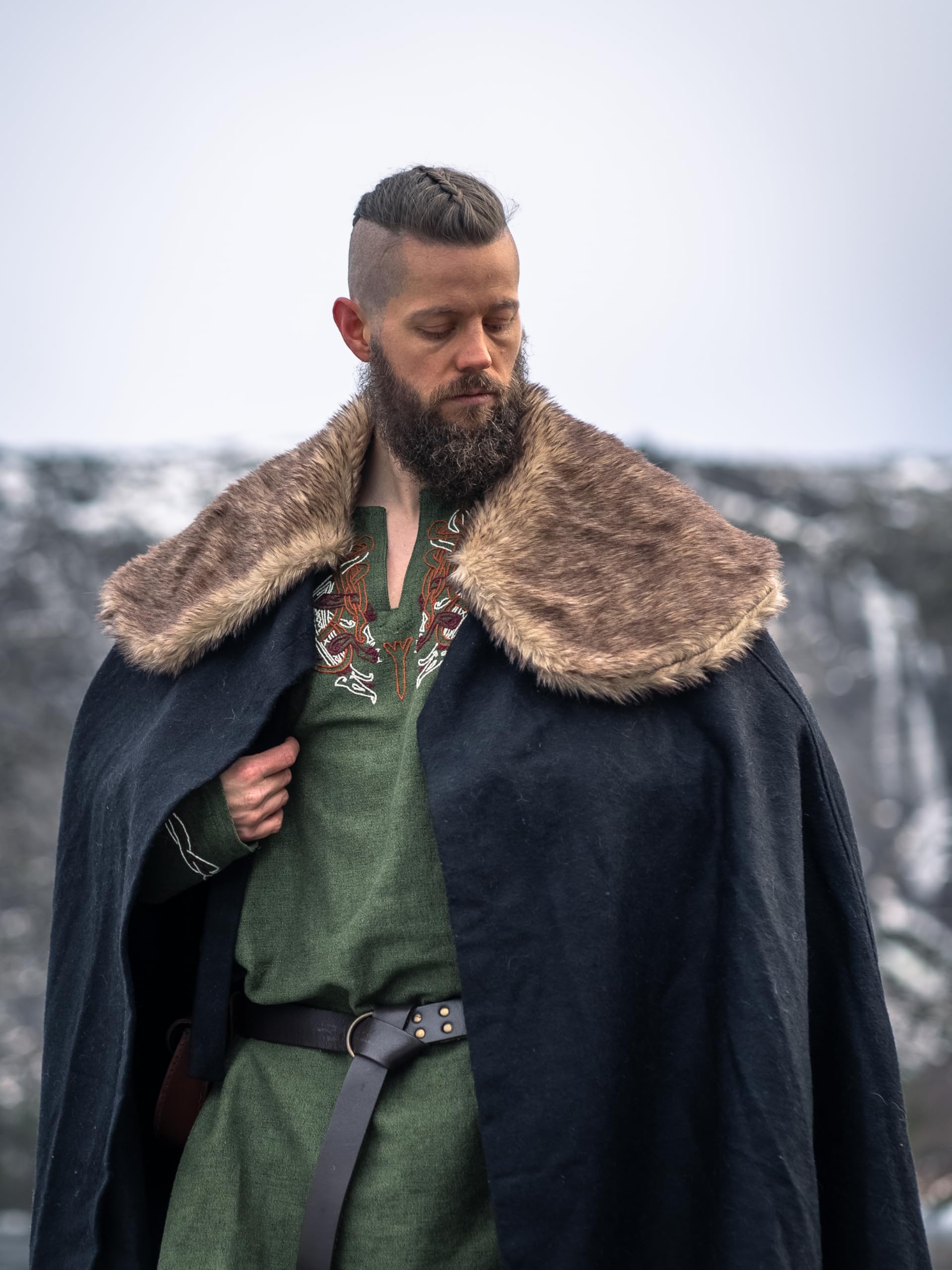 Leonardo Carbone® Unisex Wikinger Umhang Janne mit Kunstfell - Mittelalter Kleidung Damen & Herren, Cape Männer, Hobbit Kostüm, LARP-Kleidung, Wikinger, Cosplay Herren, Halloween, Karneval Schwarz