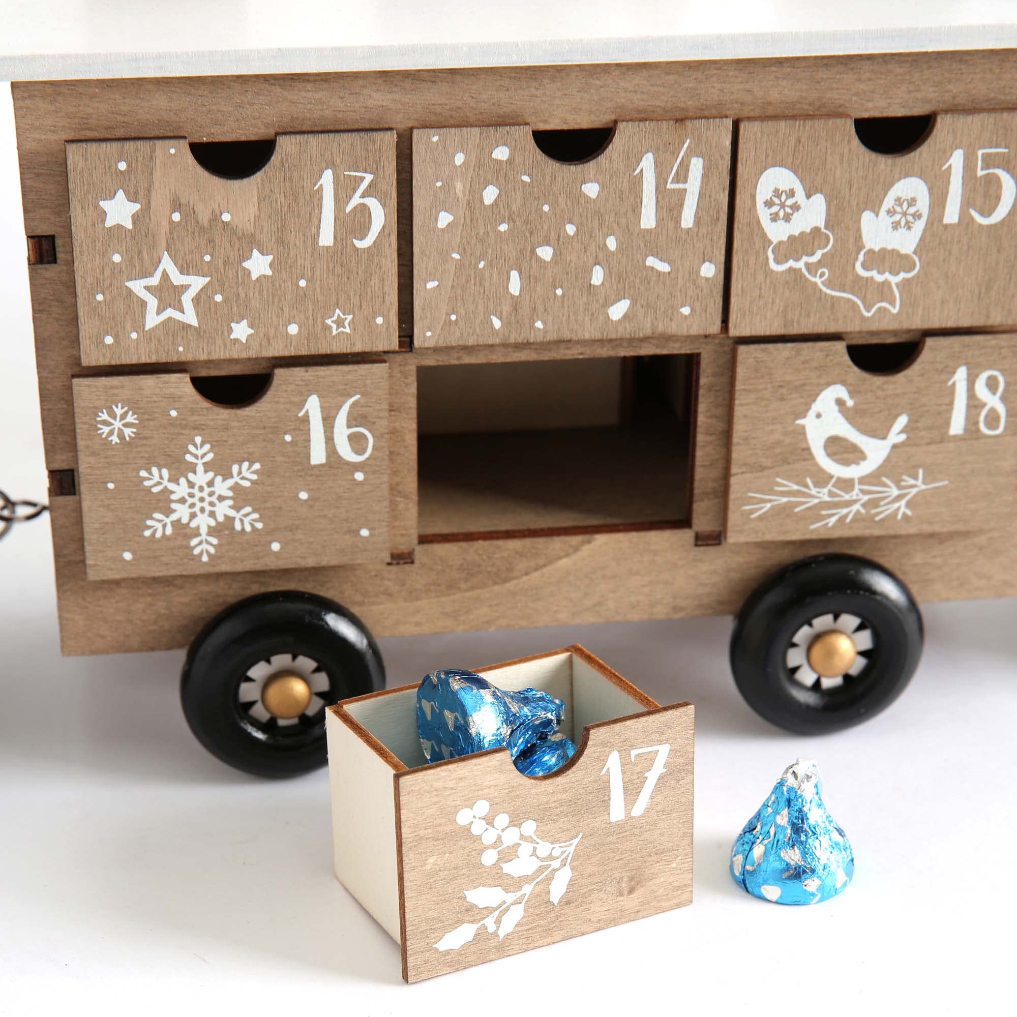 PE Weihnachts-Adventskalender aus Holz in Form eines Zuges mit 24 Schubladen für den Weihnachtscountdown als Tischdekoration (weiß und naturfarben)