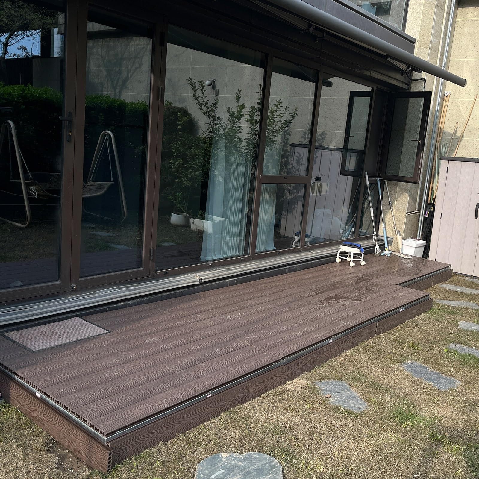Suelo De Patio Con Plataforma De Plataforma Flotante,Plataforma | De Terraza Compuesta De Madera Modular,84x84x20cm,con Patas De Metal Ajustables,Impermeable(Teak color)